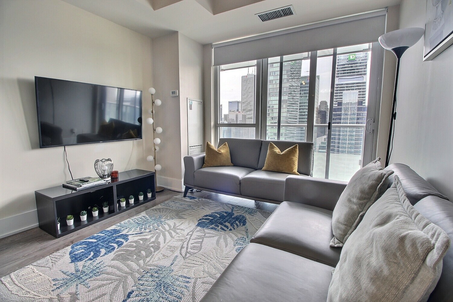 Beautiful 2 Bedroom Tridel Luxury Suite With Gorgeous CN Tower & Lake Views 3