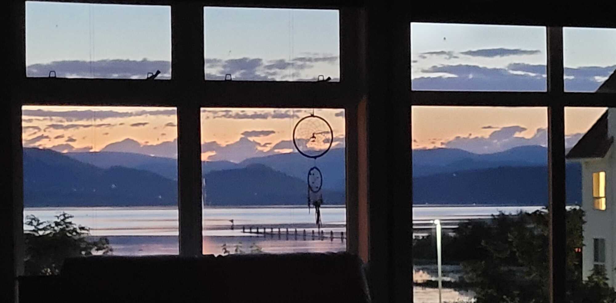 Luxurious 3-Bedroom + Den Sub-Penthouse with Stunning Lake & Mountain Views 3