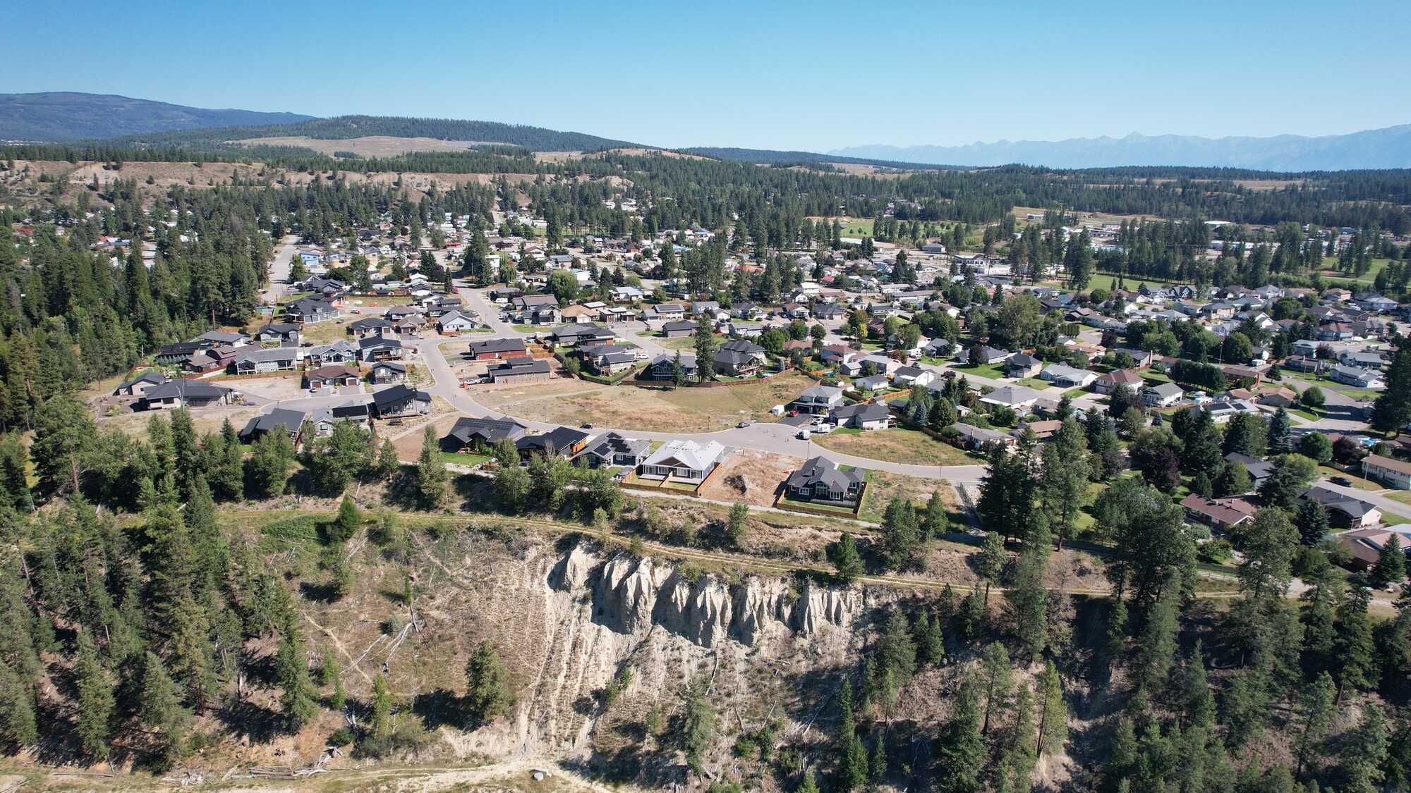Welcome to an easy-care dream home with breathtaking views of the mountains and the St. Mary’s River below. 3