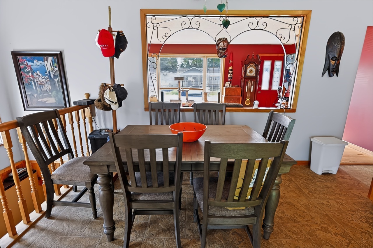 Quality Bungalow with a Dream Garage & Park-Like Yard 4