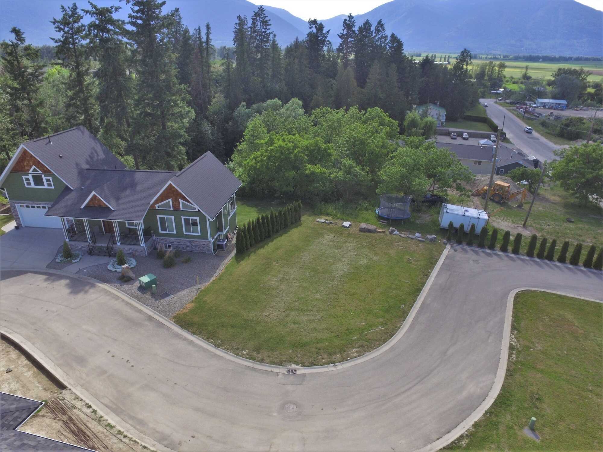 Come live at Creekside Village!   http://www.creeksidestrata.com 5