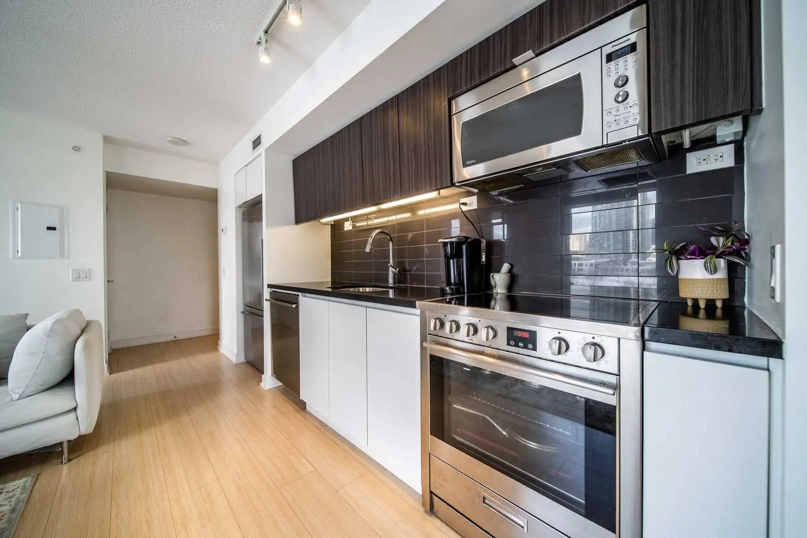Bright Corner 1BR with CN Tower & Park Views — City Place 2