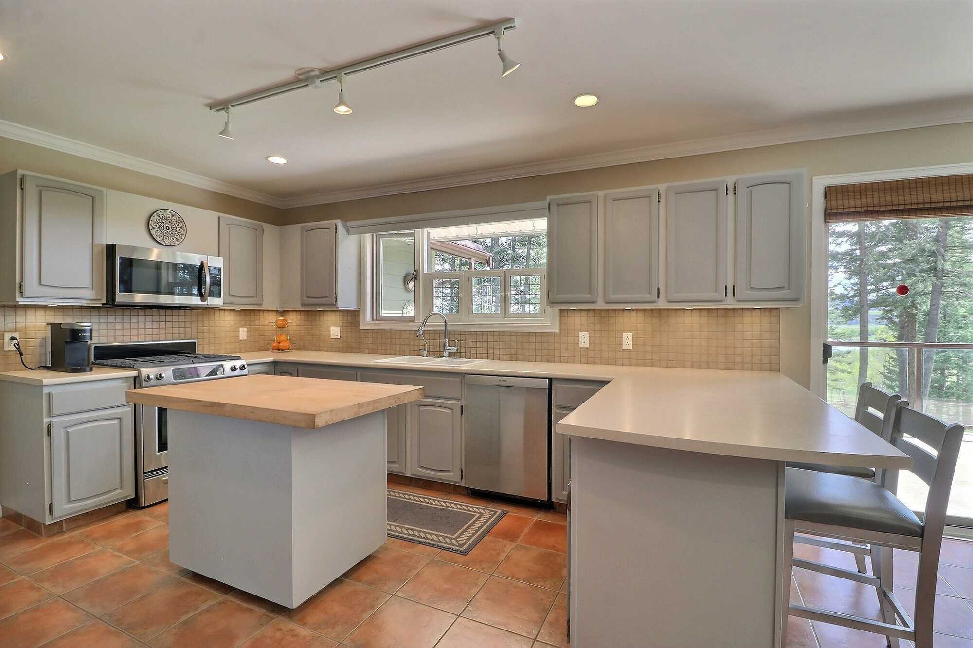Large executive - family home in 108 Mile Ranch, BC 5