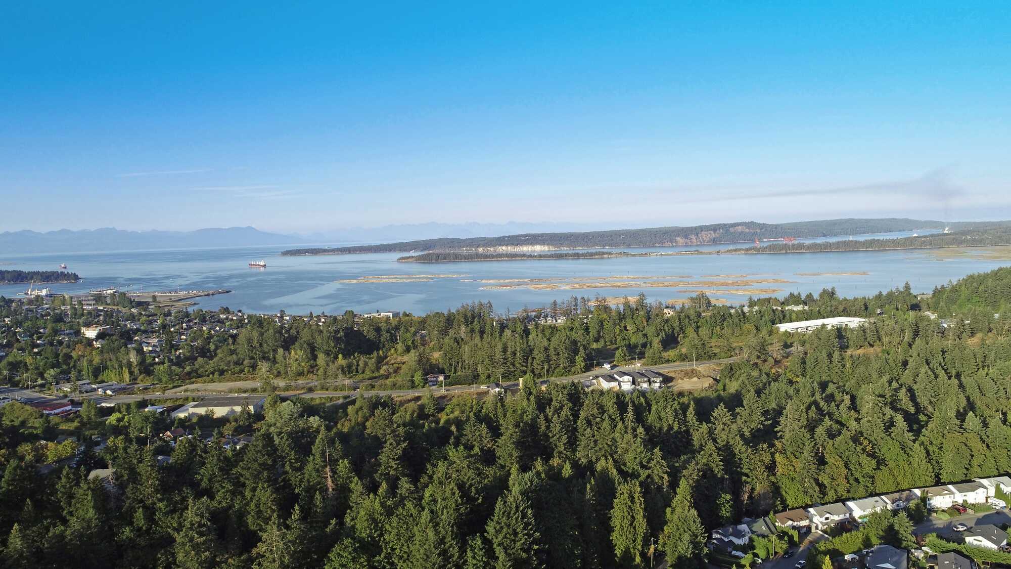 Just Listed ! An affordable 1100 sq.ft 3 bedroom 1 bathroom mountain view home, with additional bedroom off the kitchen, in the great family location of the Parklane Manufactured Home Park. 2