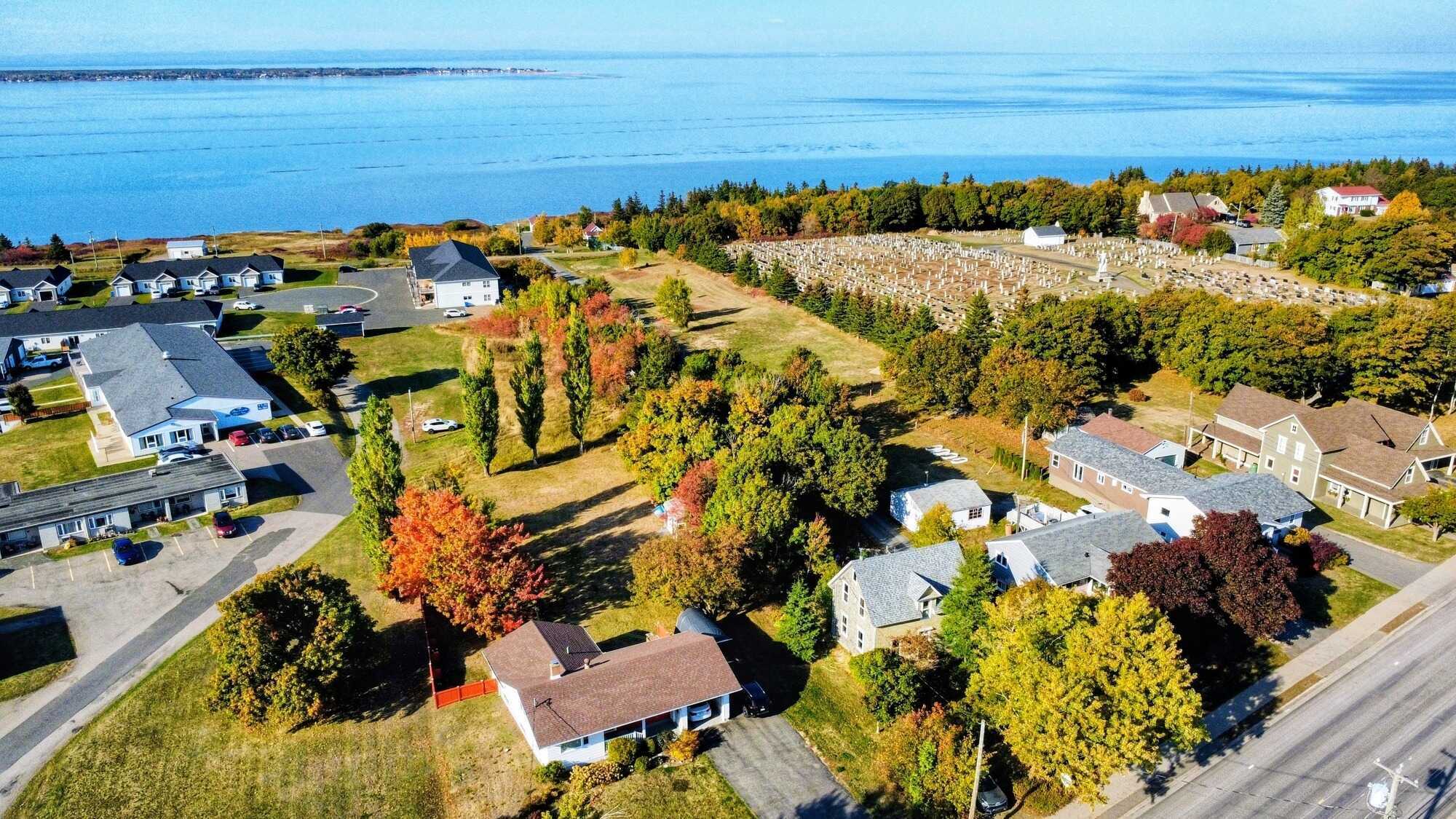 Maison ancestrale patrimoniale au cœur de Caraquet – Un bijou d’histoire au bord de la mer // Heritage Ancestral Home in the Heart of Caraquet – A Timeless Gem by the Sea 3