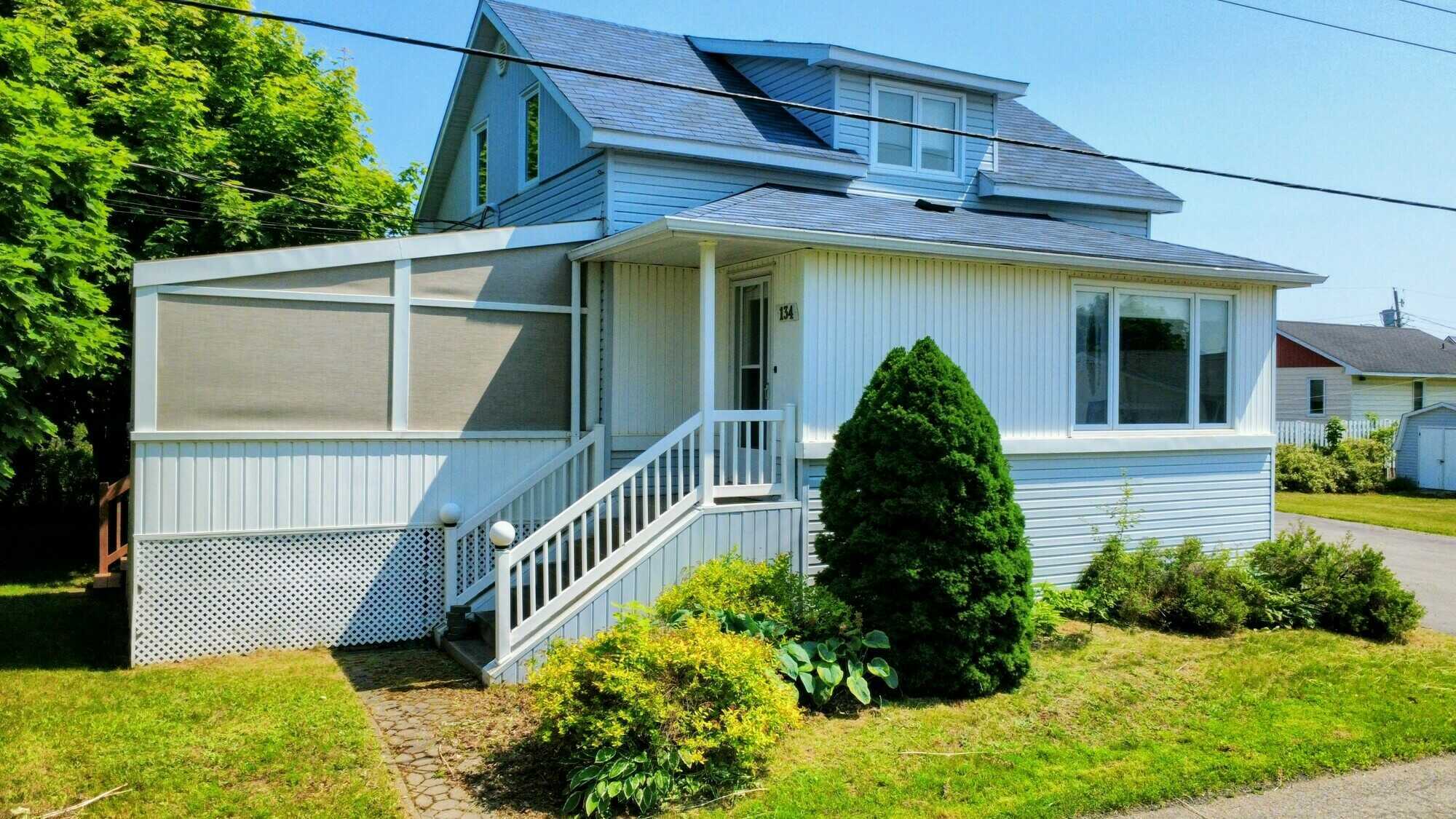 Grande propriété avec excellent potentiel au cœur de Shippagan --
Spacious Family Home with Income Potential in the Heart of Shippagan 3