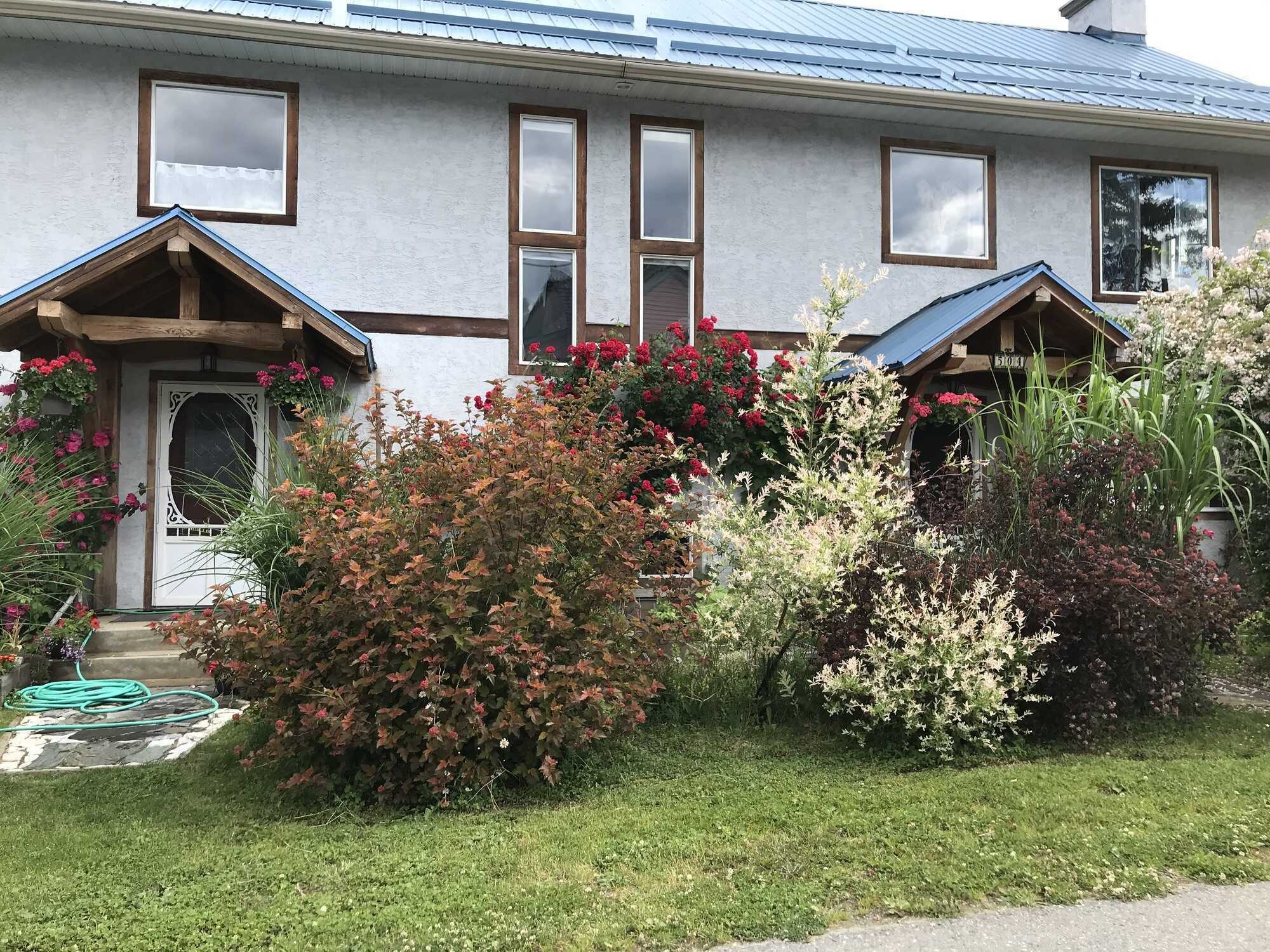 Large 4 Bed Family Home or a Duplex! High Potential Income Property! Kootenay Lake views & Fantastic Location in Kaslo! 3