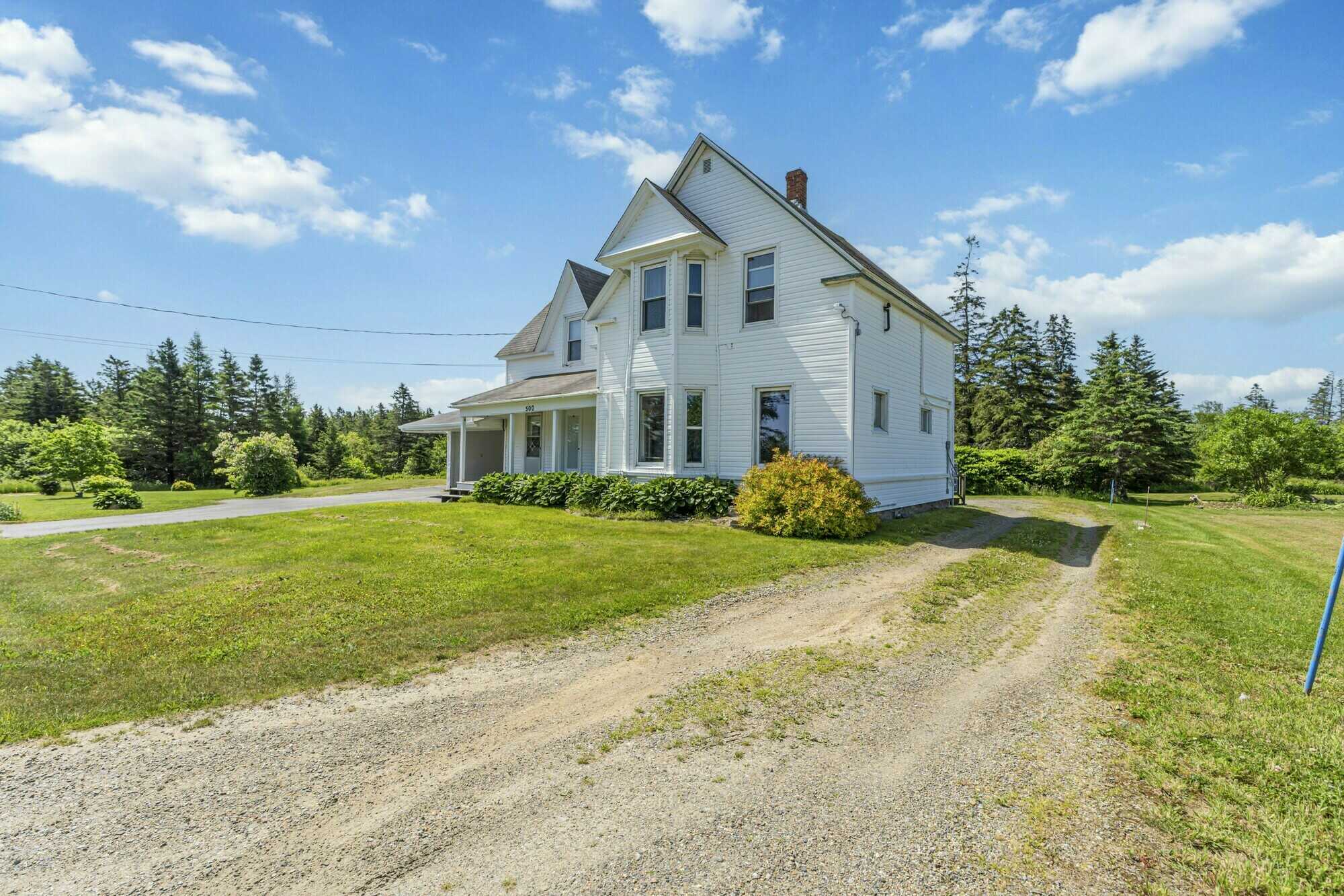 Versatile Income Property or Spacious Family Home on 3.22 Acres 3
