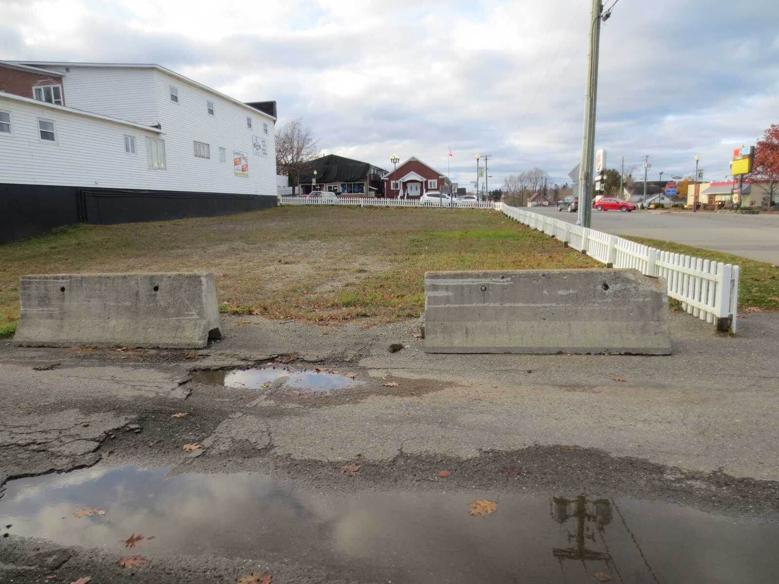 123 Broadway Blvd, Grand Falls 2