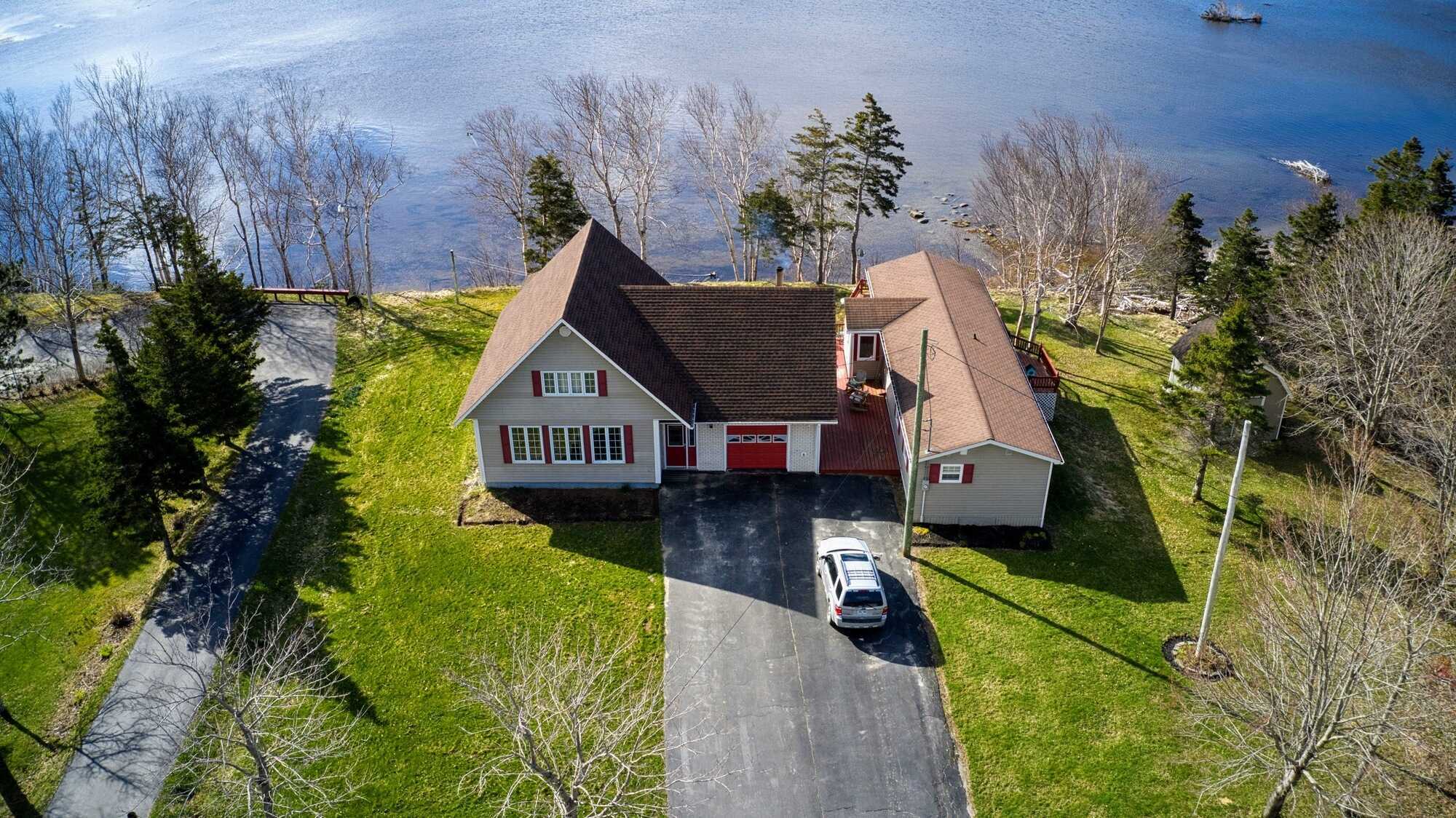 Mountains, river, and the ocean!!  Beautiful home with a guest house! 3