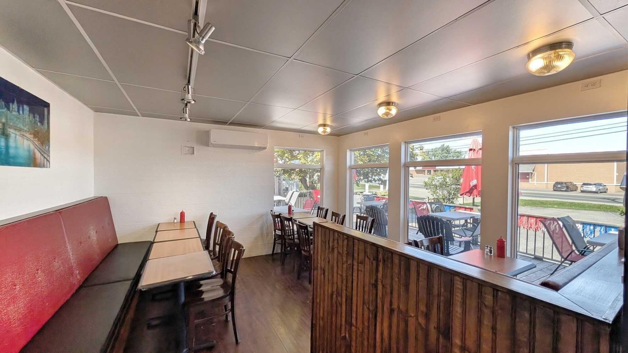 OPPORTUNITÉ D’AFFAIRES EXCEPTIONNELLE – RESTO-PUB CLÉ EN MAIN AU CŒUR DE CARAQUET! ---
EXCEPTIONAL BUSINESS OPPORTUNITY – TURNKEY RESTO-PUB IN THE HEART OF CARAQUET! 4
