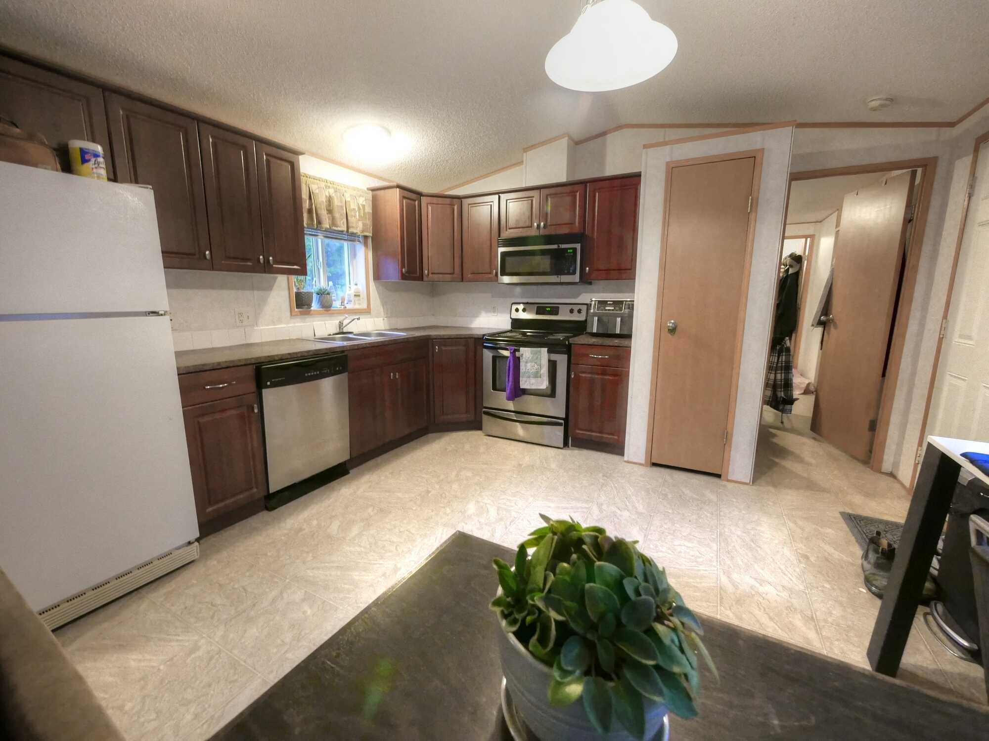 Robson – Beautiful 3-Bed, 2-Bath Family Home on a Private 0.6-Acre Lot! Just 5 Minutes to Castlegar, Schools & Amenities!  Ready for a new family and a new chaper! 5