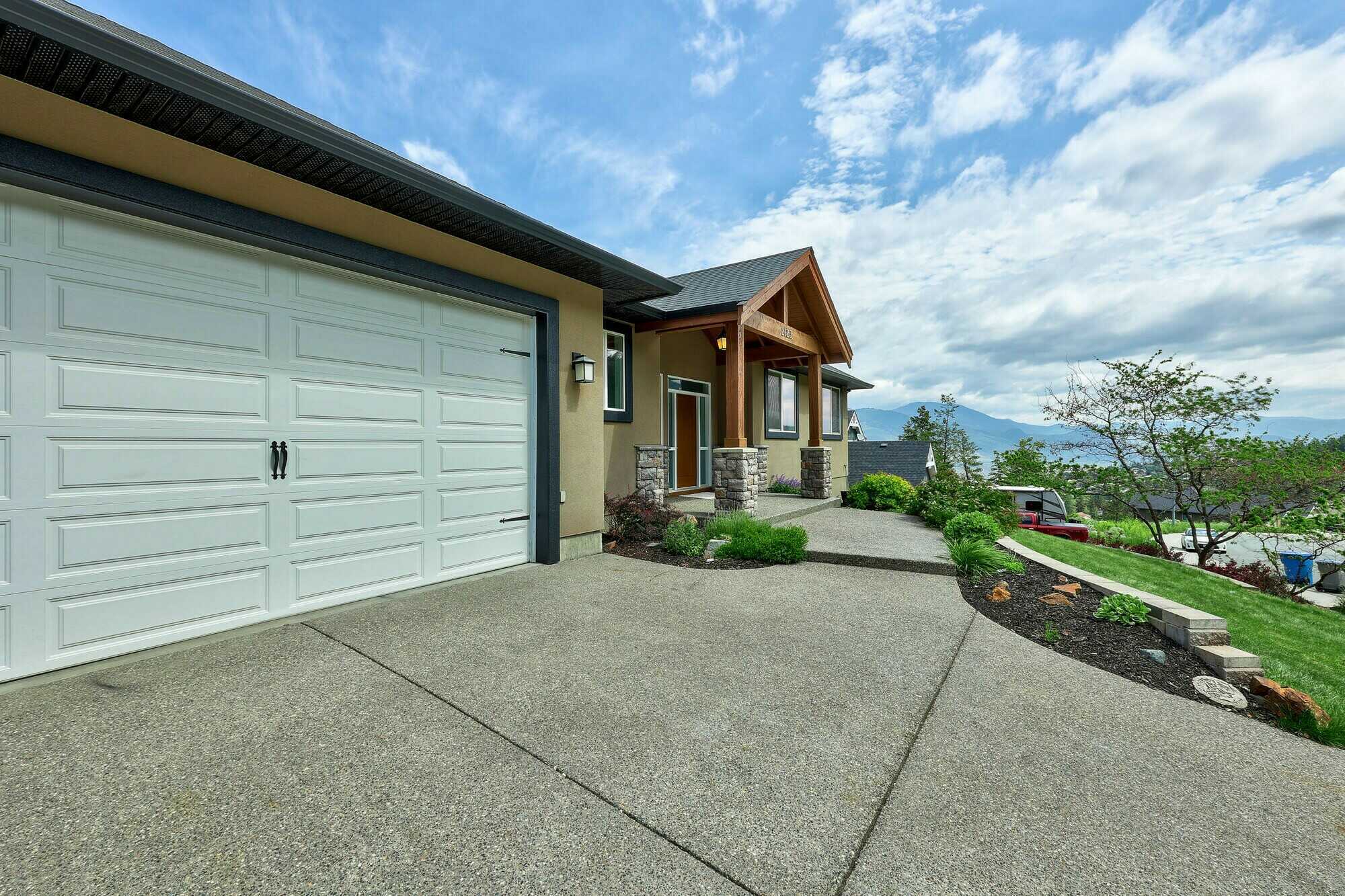 Incredible 4 bedroom executive home located in a quiet neighbourhood has everything you need plus a fantastic view. 4