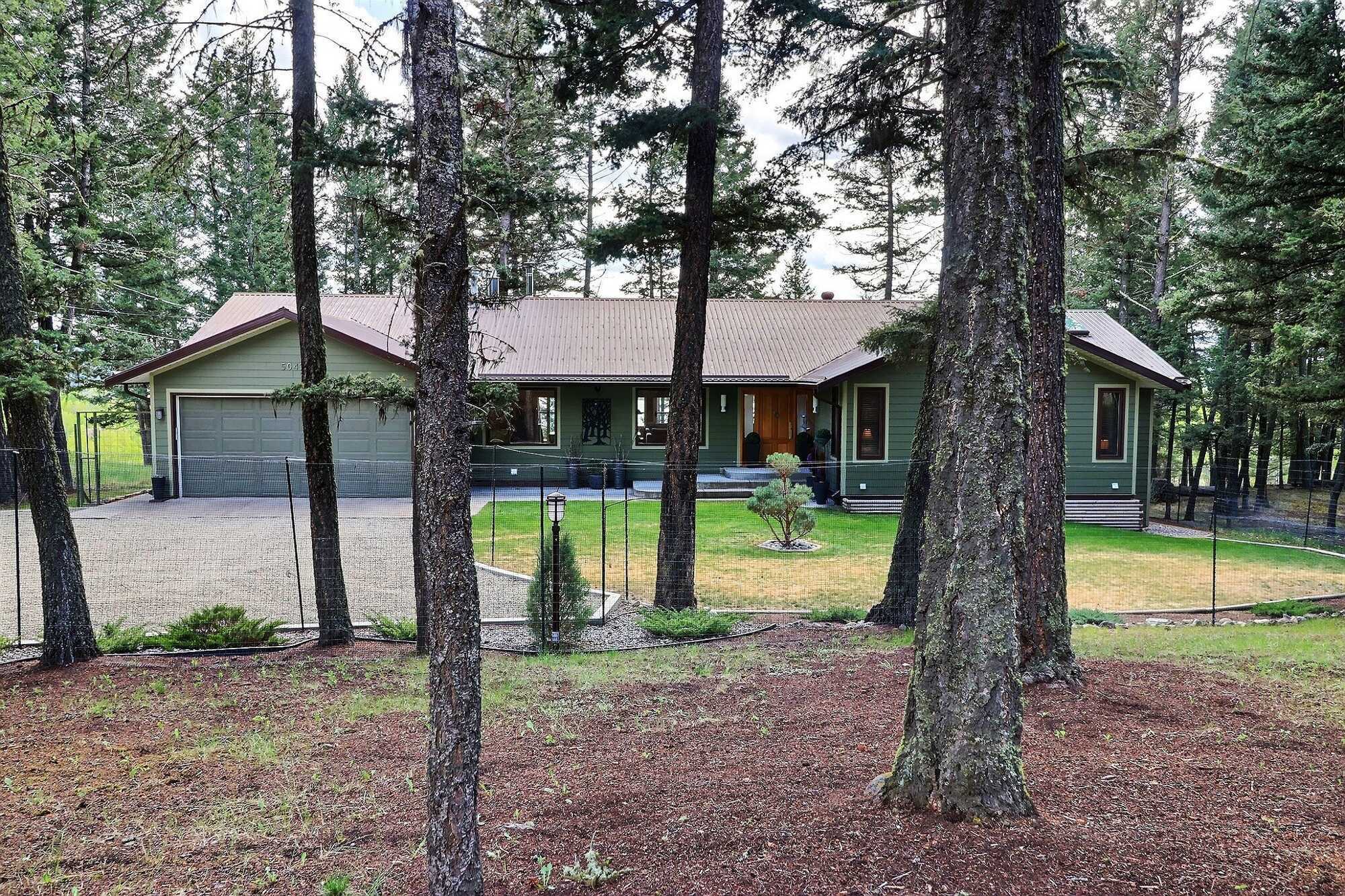 Large executive - family home in 108 Mile Ranch, BC 2