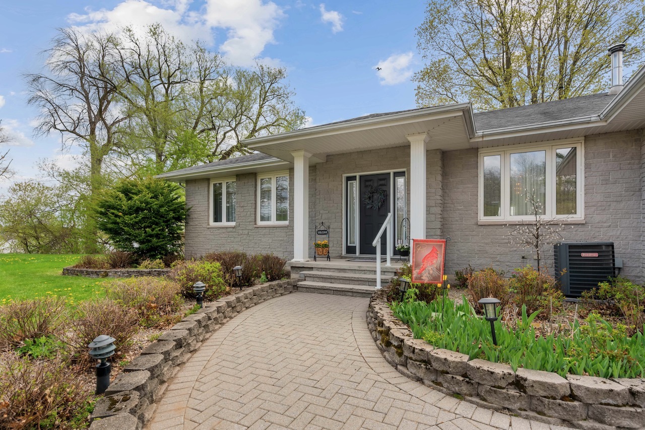 Stunning Waterfront Home on the St. Lawrence River - Private 2.2 Acres with Sandy Beach 5