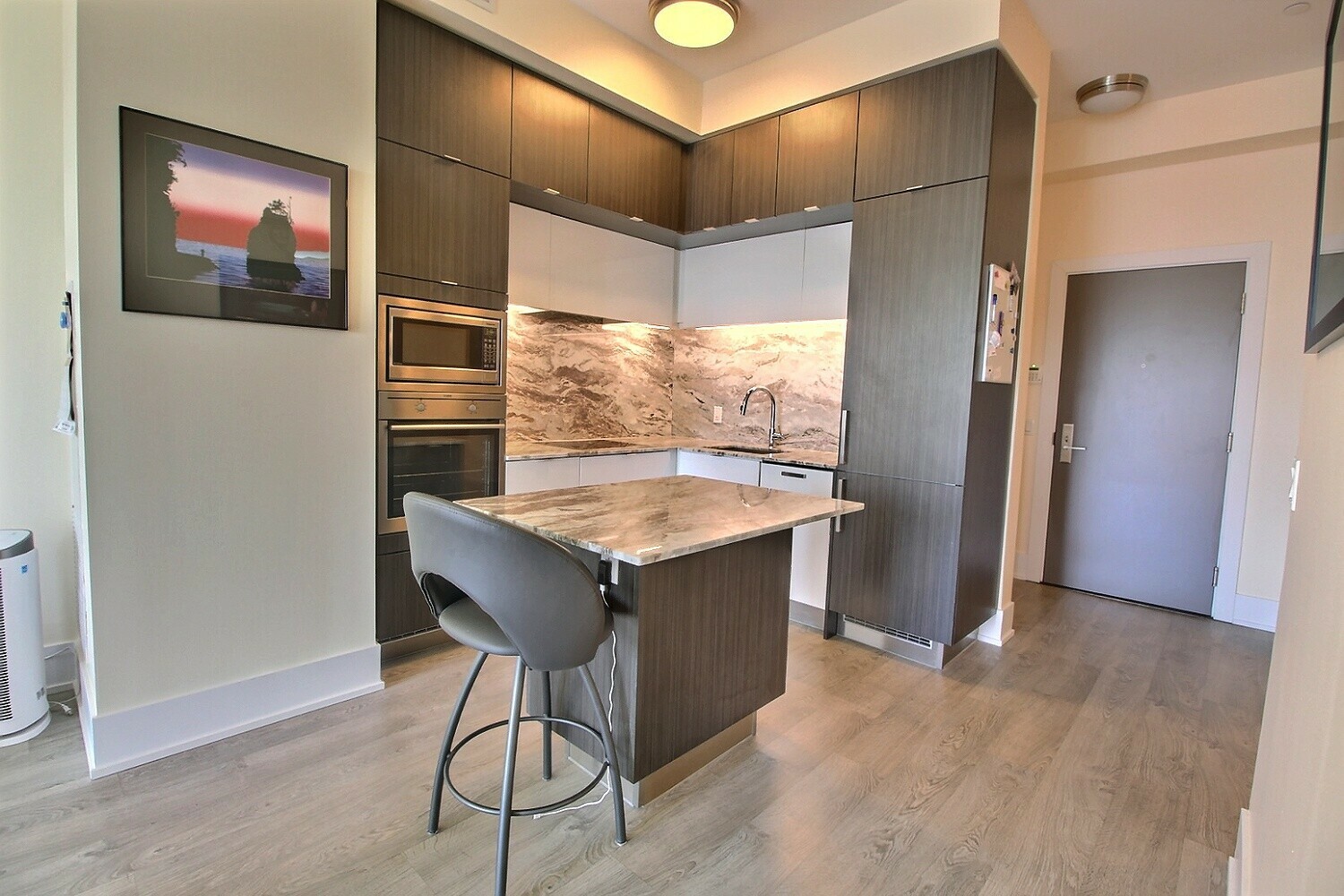 1 bed + den, amazing view, locker & parking. 2