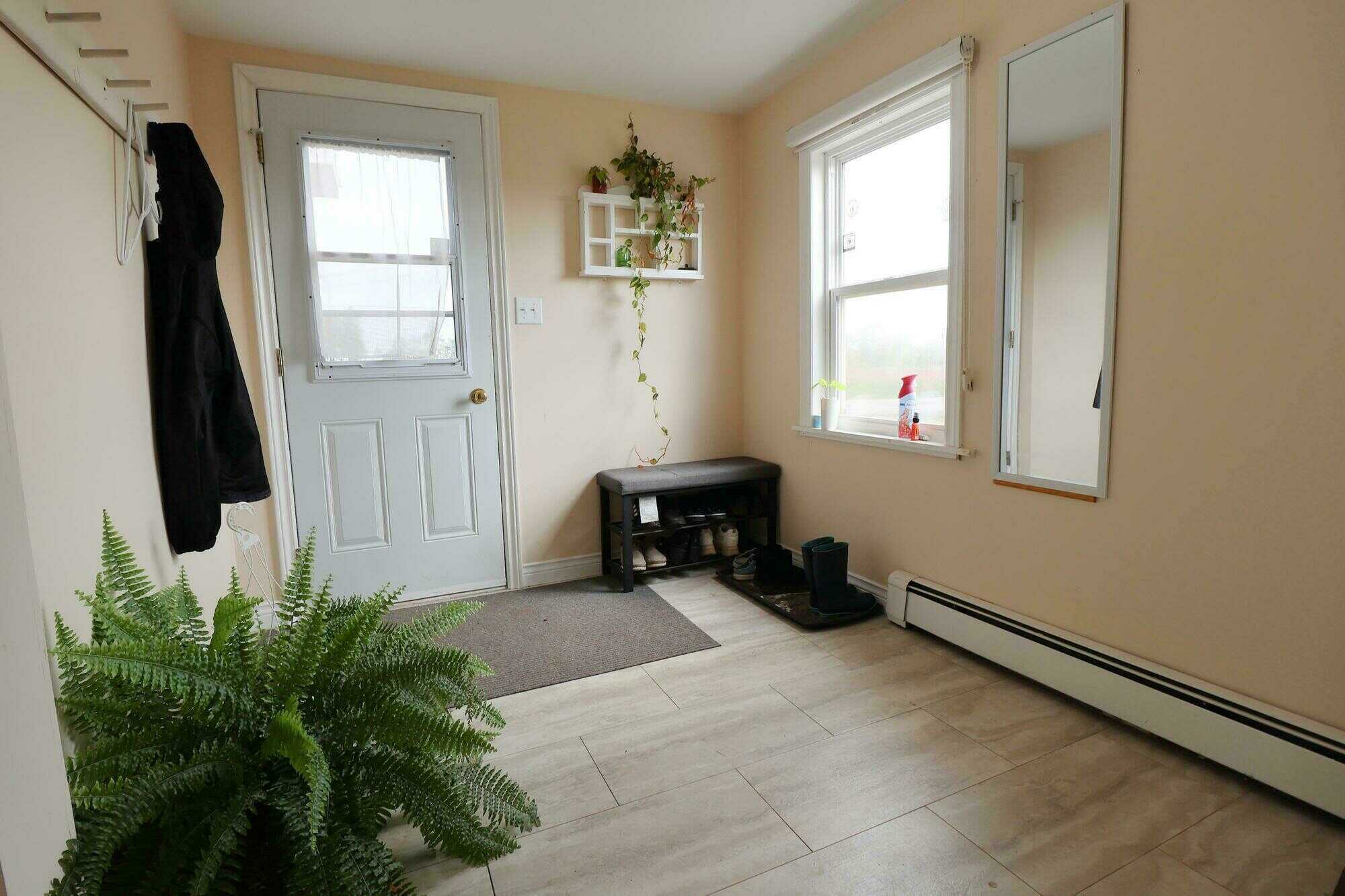 Updated 4-Bedroom Bungalow with Garage Minutes to Stratford & the City 2
