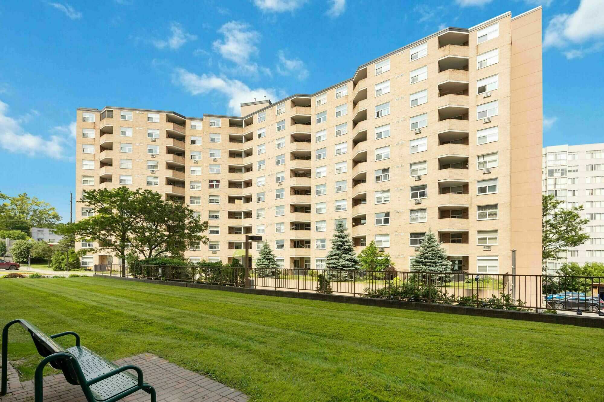 Welcome to Grandview Condominiums! Luxurious & carefree living in your own 3 bedroom (nearly 1100 sq ft) fully renovated unit with many upgrades. Fabulous central Newmarket location close to all amenities. 3