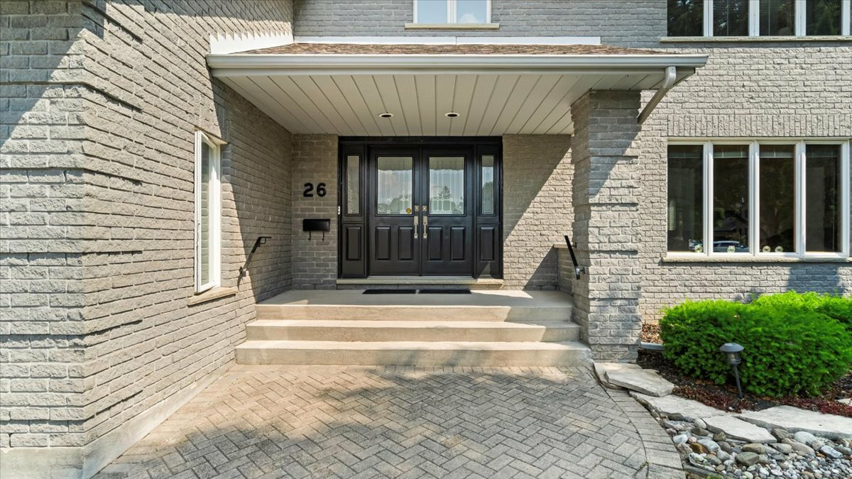 Spacious 4-Bedroom + office Home with Ravine Views in Prime Neighbourhood 3