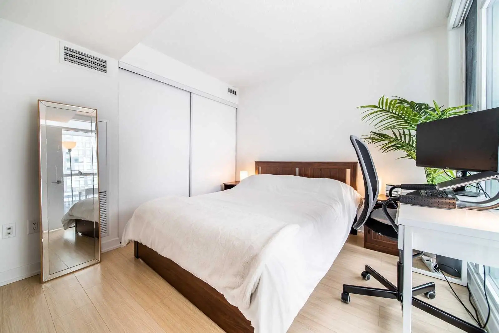 Bright Corner 1BR with CN Tower & Park Views — City Place 4
