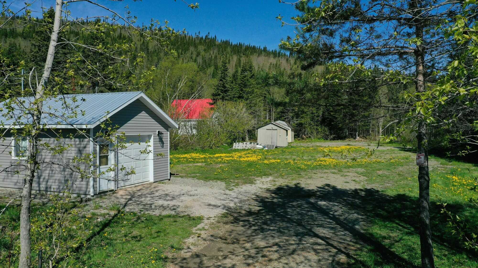 Ready to build your dream cottage in a highly sought-after area of George's Lake? 2
