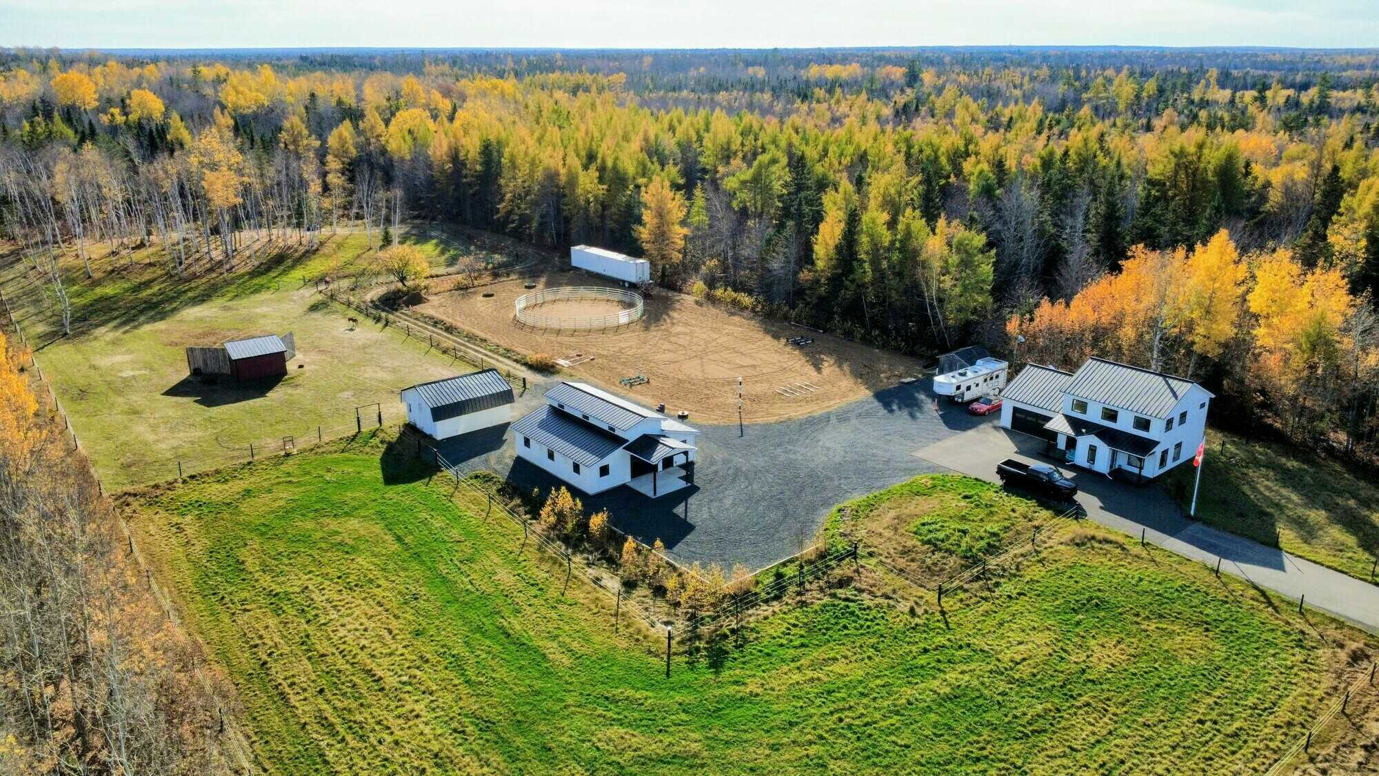 Propriété équestre prestigieuse – Un lieu d’exception aux possibilités infinies ! // Prestigious Farm Property for Horse Lovers — Endless Possibilities! 2