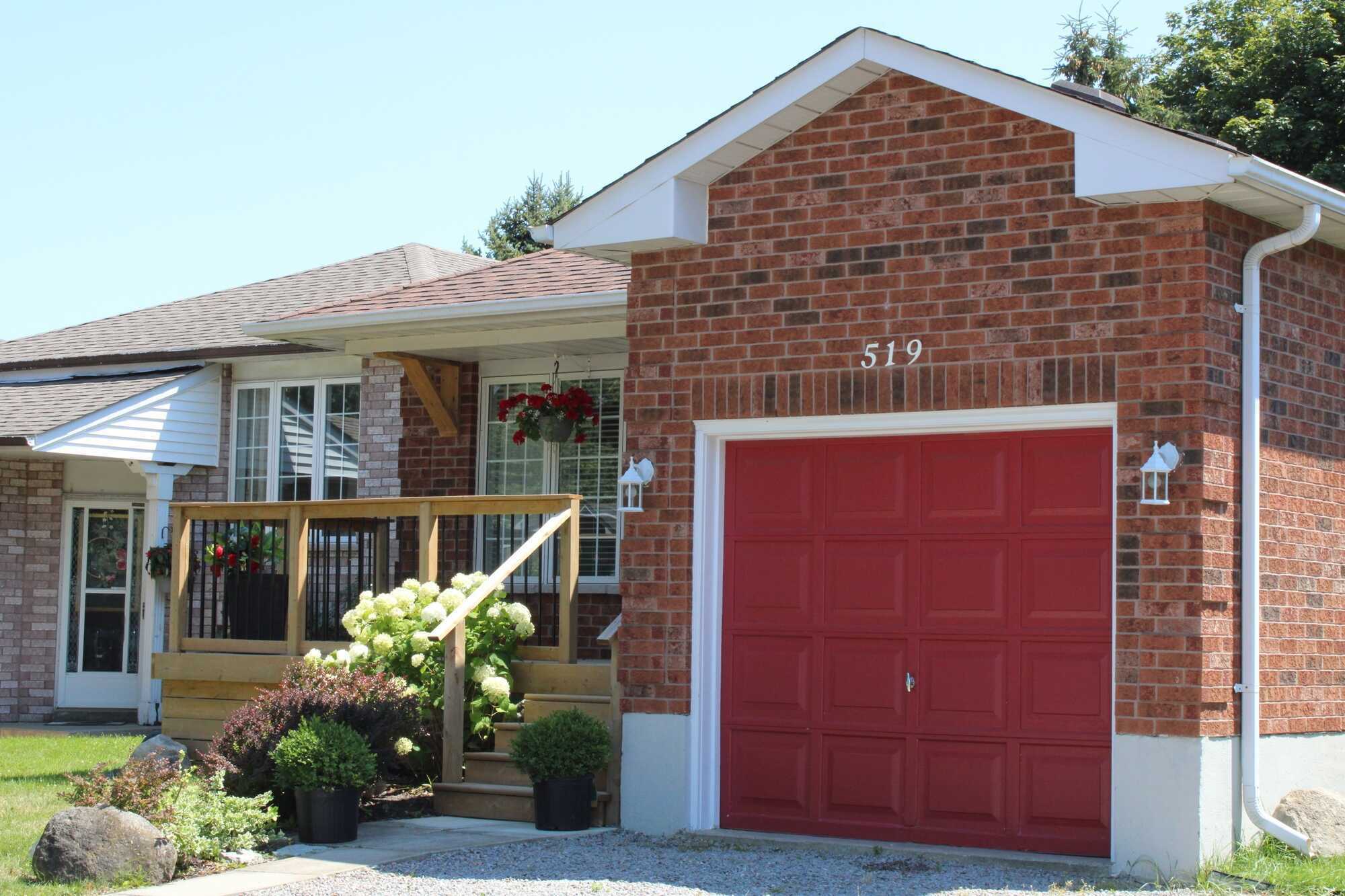 Move-in ready bungalow in one of Cobourg's most desirable areas, within easy access of the beach, downtown area, shopping and just minutes from the 401. 2