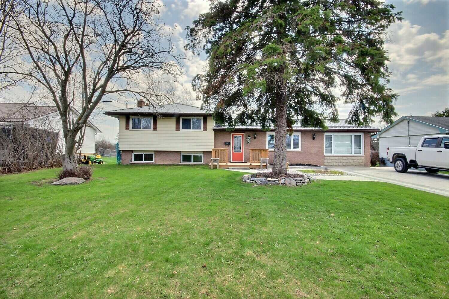 Family-Sized Split-Level Bungalow on Nearly Half an Acre Near Belleville & Trenton 2