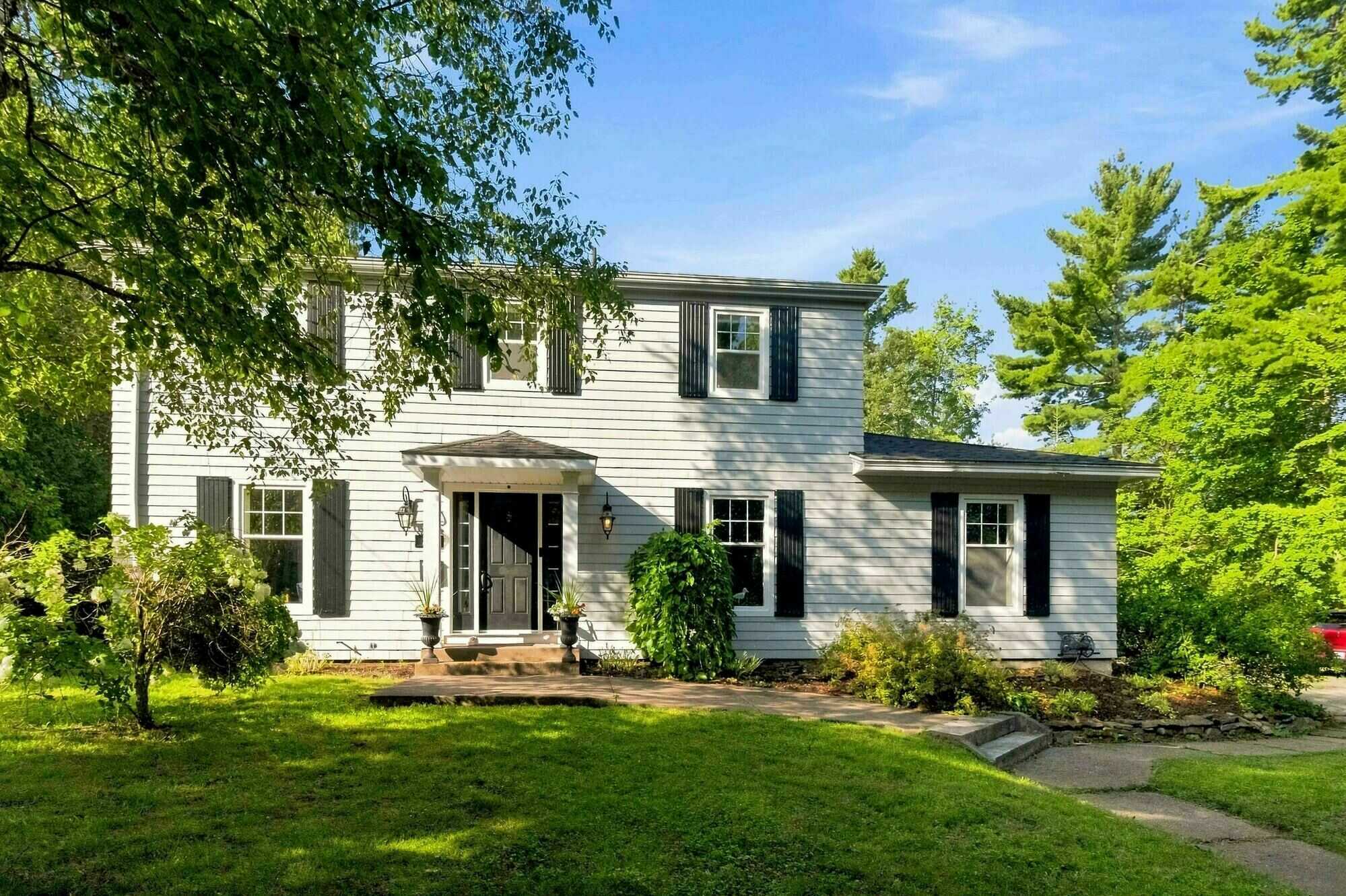 A Private In-Town Retreat on one of Bridgewater's Most Desirable Streets - 3 Bedrooms on a Double Lot near the Woodland Gardens Park 4
