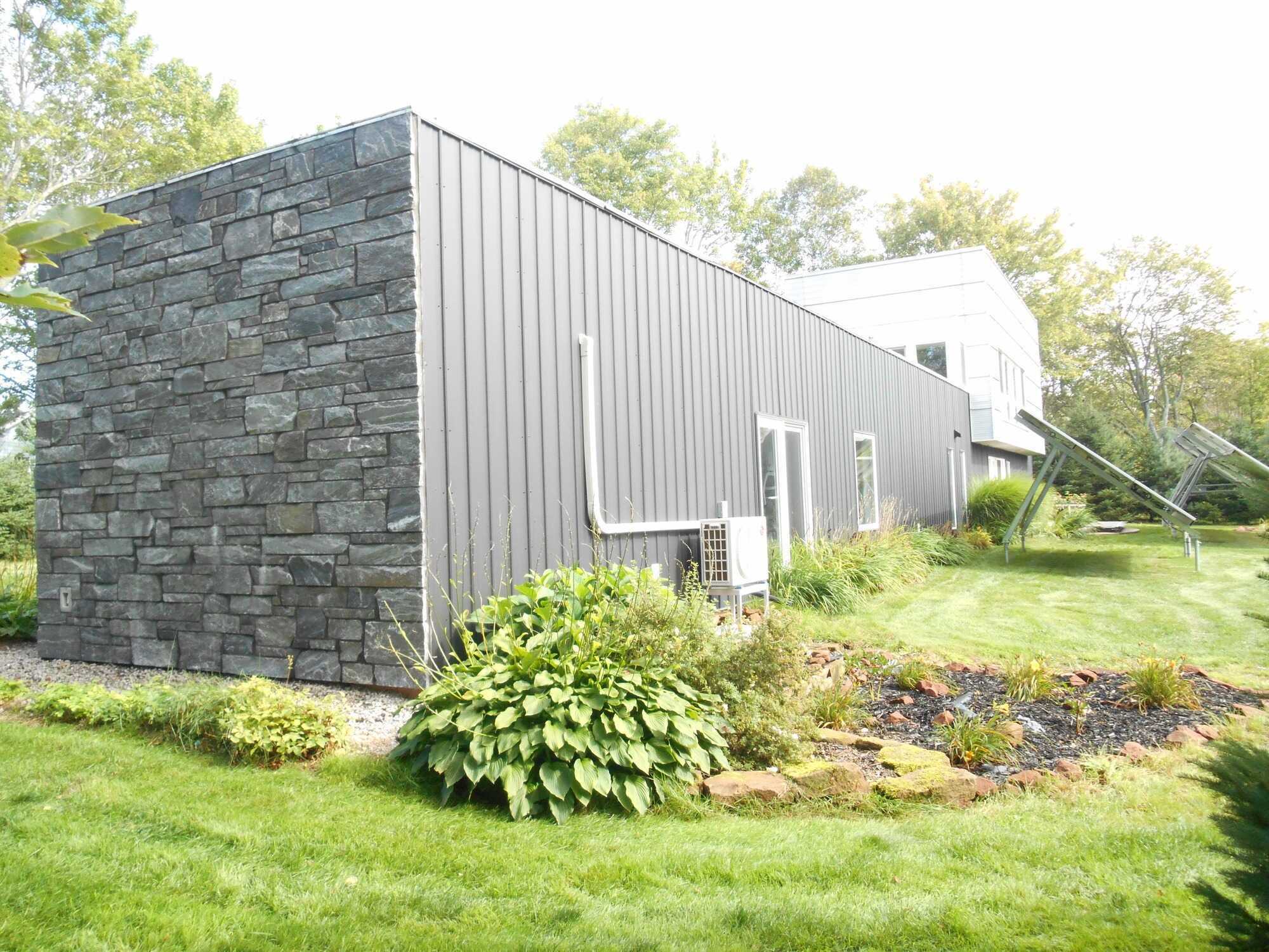 Modern Battery Point Brian MacKay-Lyons designed home on large extensively landscaped grounds. 2