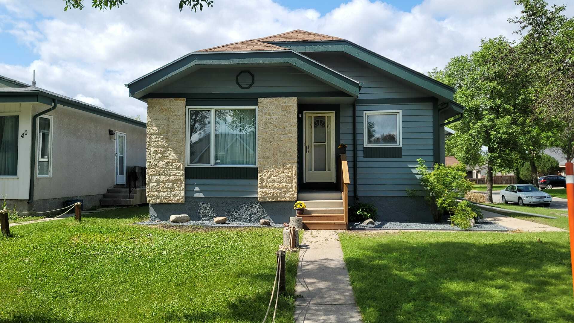 Beautiful Corner Property at 36 Queensbury Bay, Winnipeg — Perfect Family Home or Investment Opportunity! 2