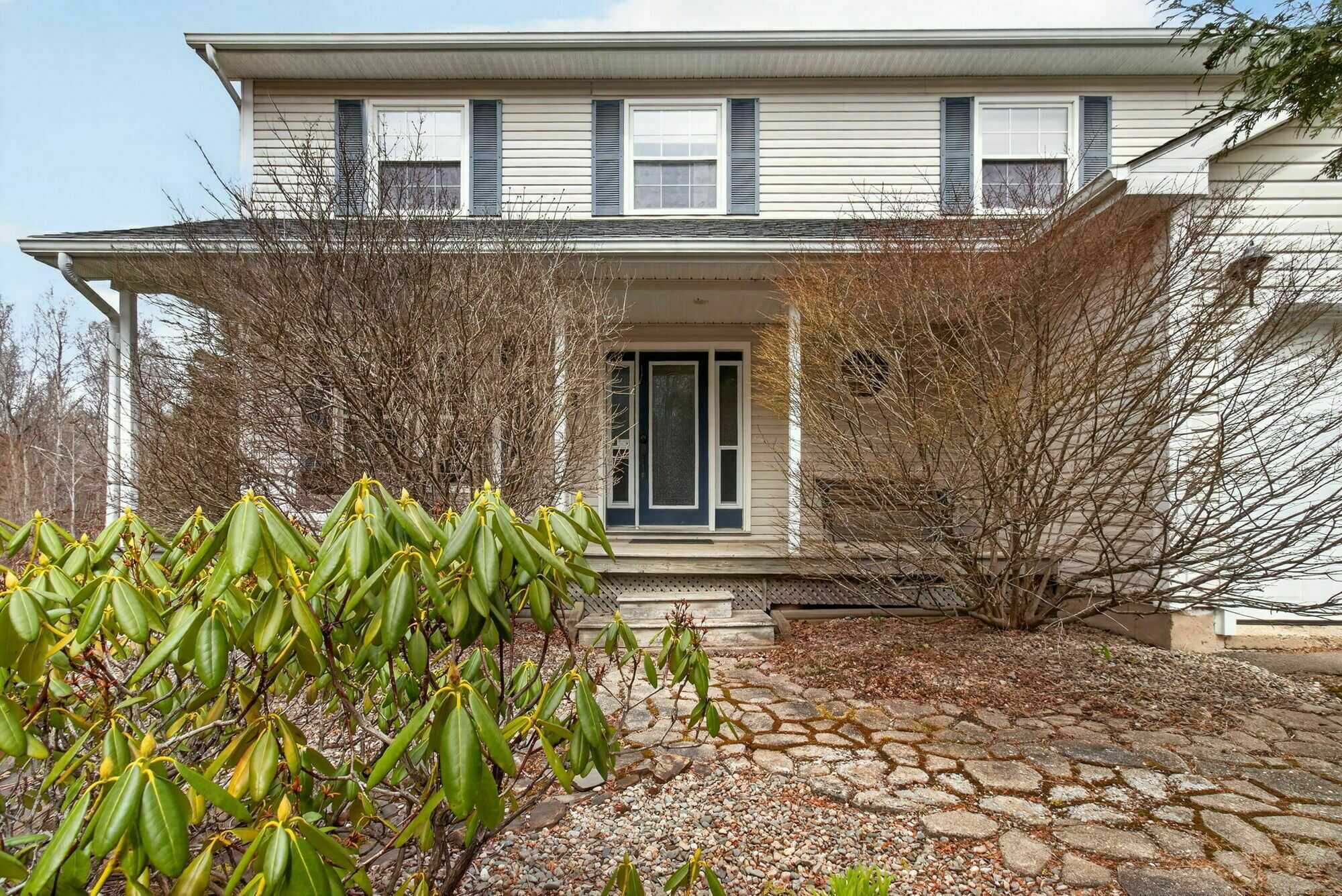 Bright & Spacious Family Home Backing Onto Trees in a Quiet Neighbourhood 2