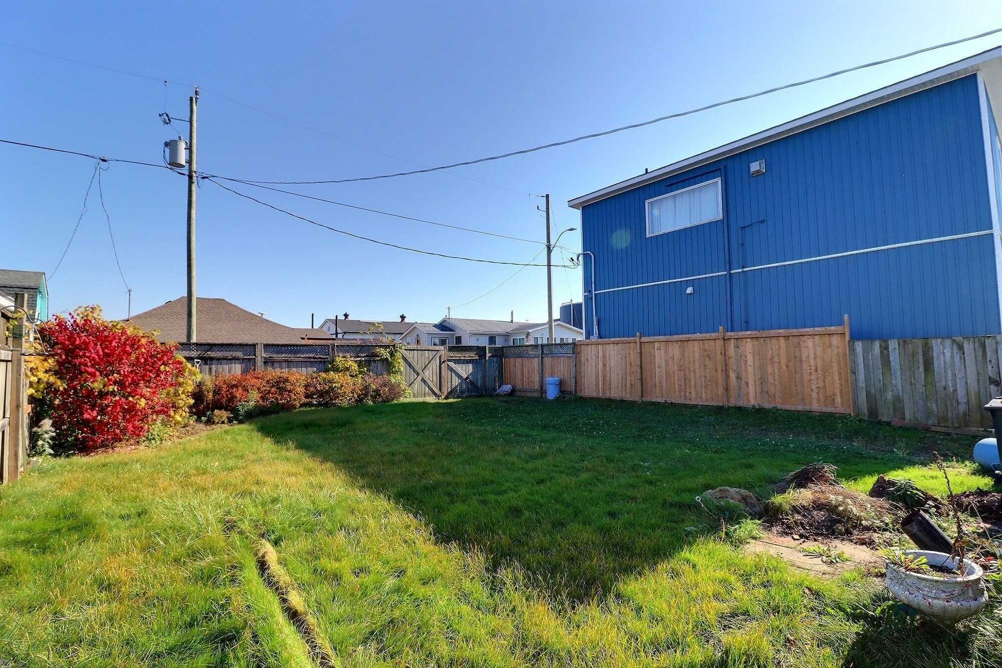 PRIME LOCATION! STEPS FROM MAIN BEACH PORT STANLEY! 2