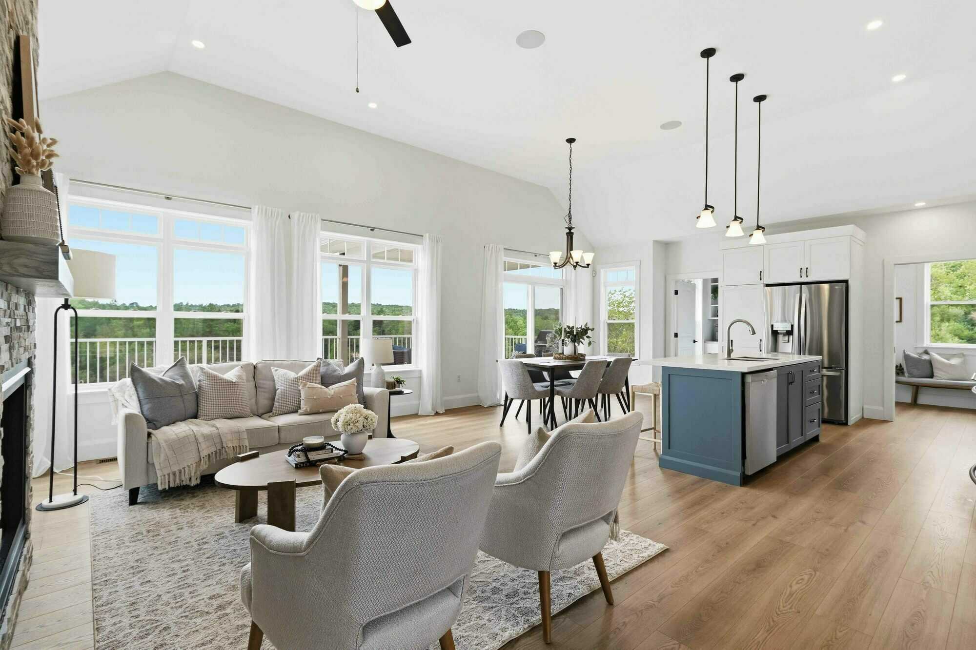 Where Luxury Meets Nature
Some homes impress you the moment you arrive.

Others make you slow down, breathe a little deeper, and imagine what life could look like.

This is one of those homes. 5