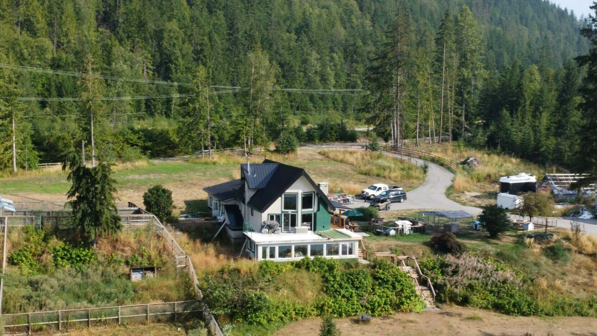 $75,000 COMMISSION OFFERED! AMAZING LAKE FRONT PROPERTY-ARROW PARK- Nakusp! 4 ACRES w/ 2 HOMES! TURN KEY THRIVING DOG KENNEL BUSINESS! Investment Opportunity! Private Beach & Natural Lake Pool area! Very Private! 40x30 Shop! Attached Garage! 4
