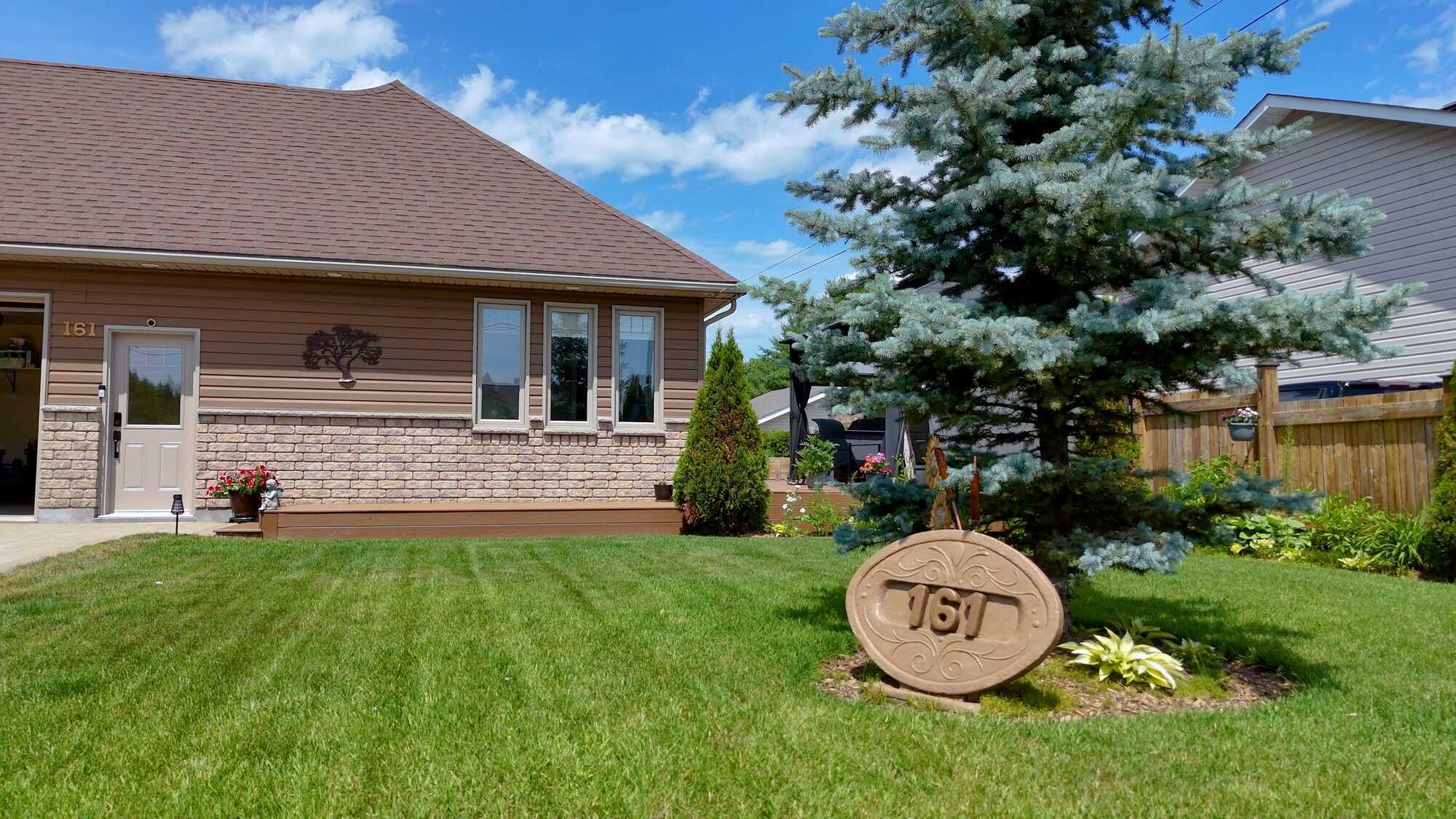 Impeccably Maintained Home, Move in Ready. Ideal Location, Beautiful Finishes Indoors and Outdoors. Just move in and enjoy! 2