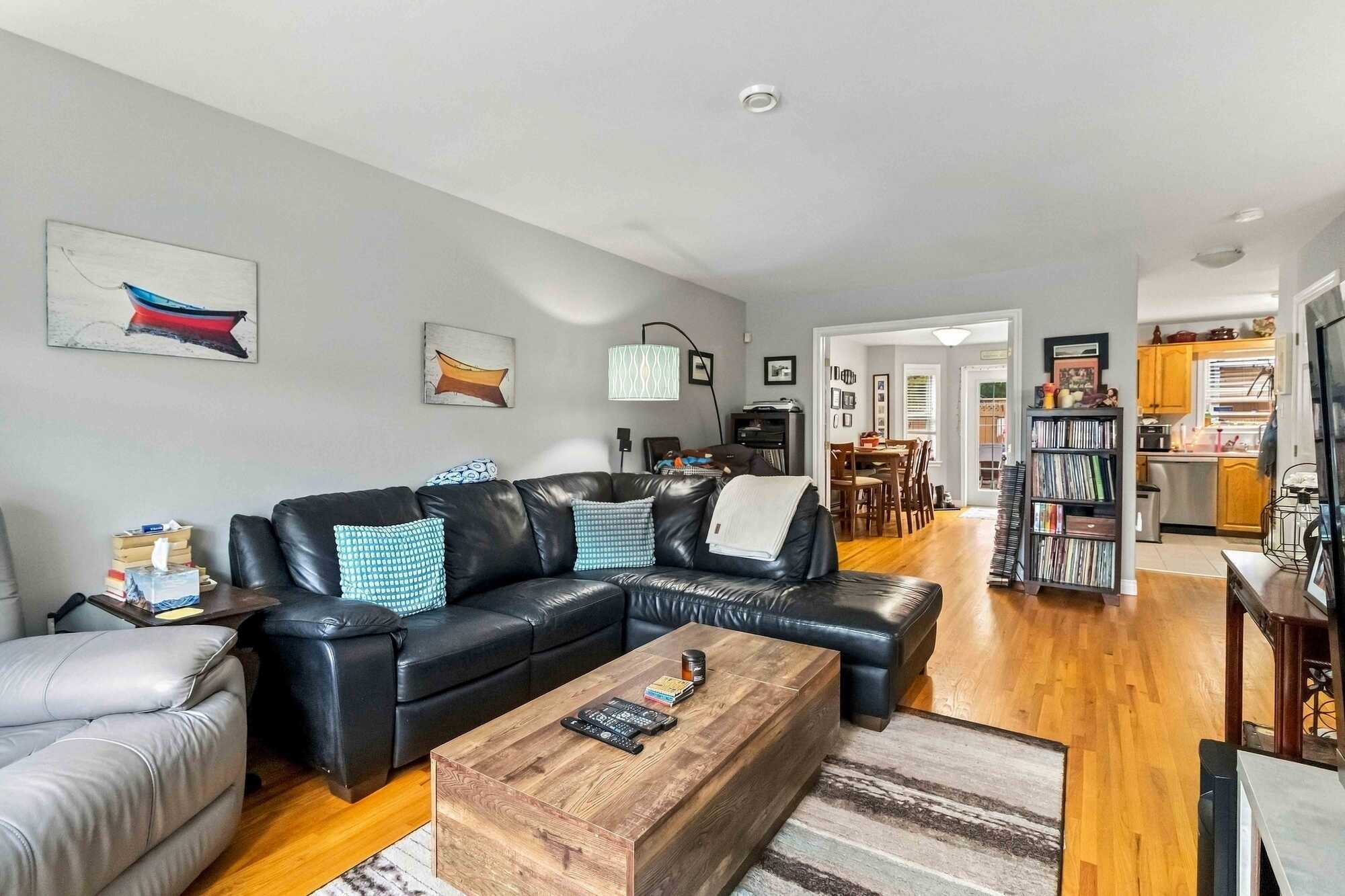 Large custom deck. Sunny Yard. Great Bedford Location 5
