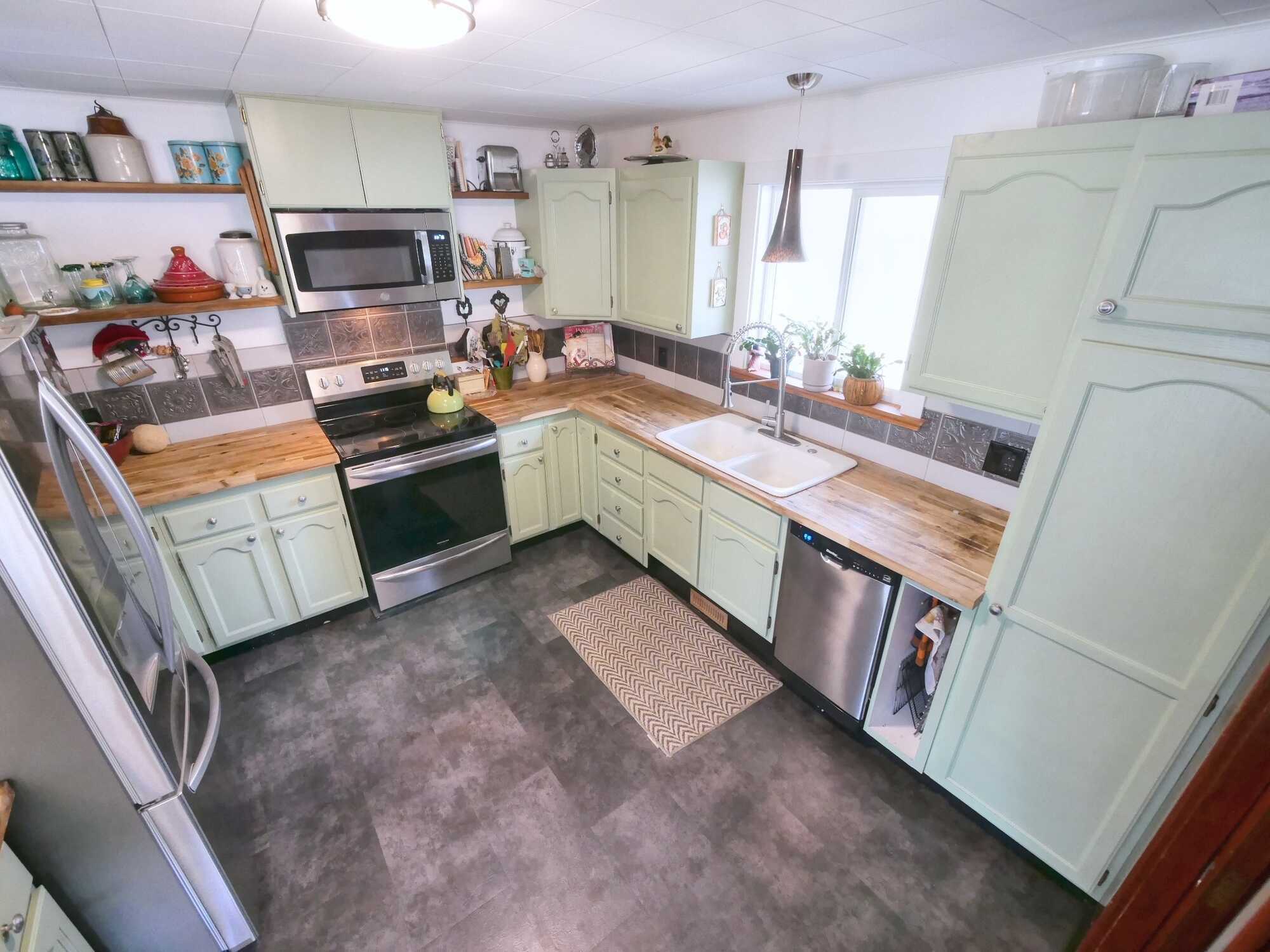 CHARMING 3Bed 2Bath Family home RIGHT NEXT to Sunningdale Park in Trail!  Fantastic location in a highly sought after neighbourhood! 2 Blocks to the Columbia River! Close to businesses, shopping, schools and more! 3