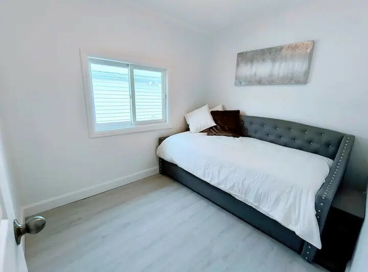 PRIME LOCATION, STEPS FROM THE BEACH! 5
