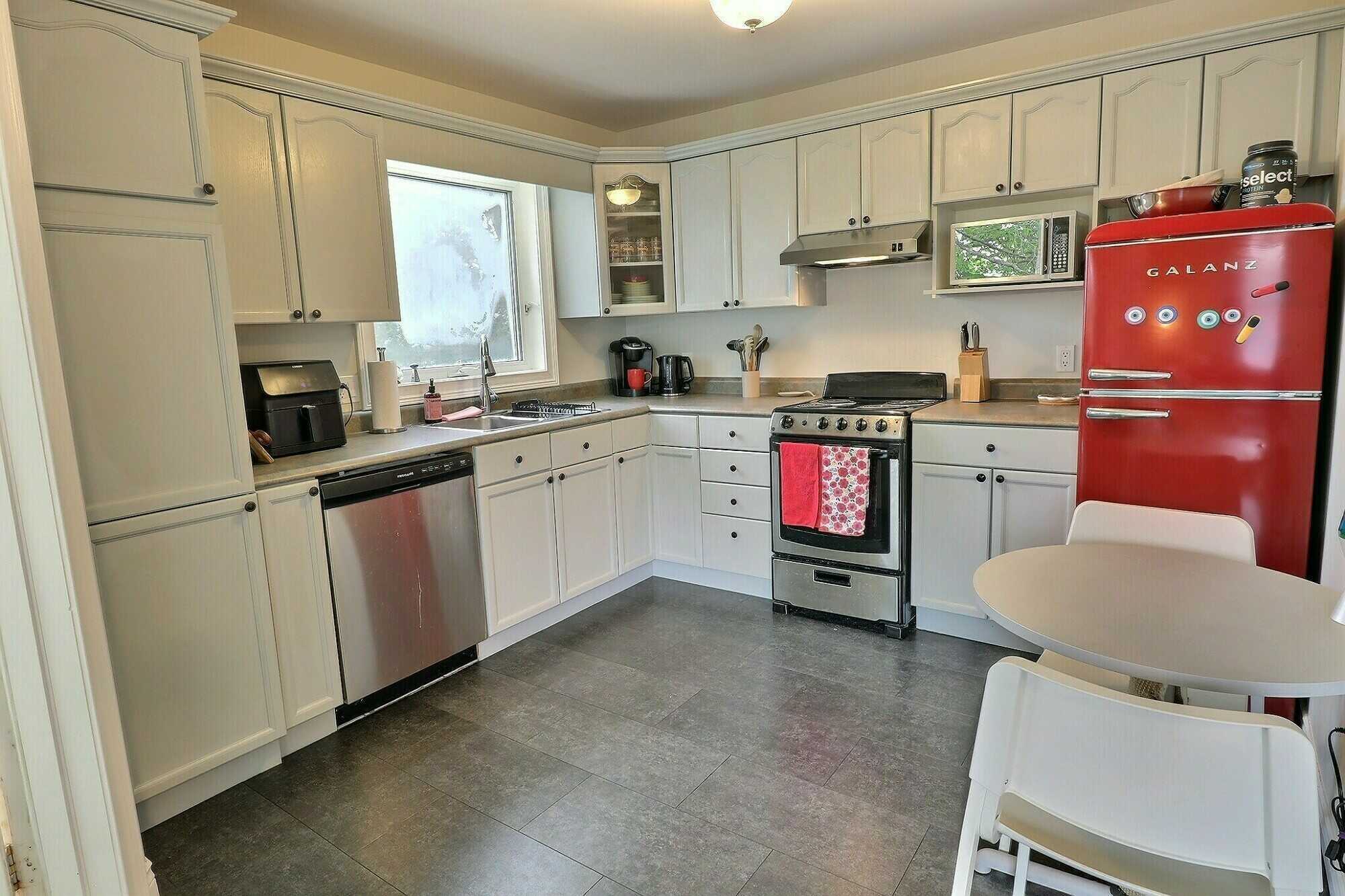 🏙️ Bright Top-Floor 2-Bedroom Condo in the Heart of Downtown! 3