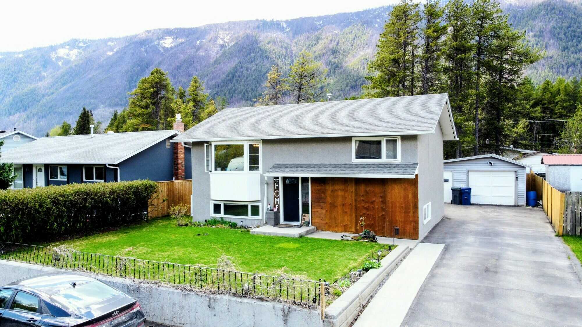 Updated Lower Sparwood Home – Steps to Amenities, Packed with Upgrades! 4