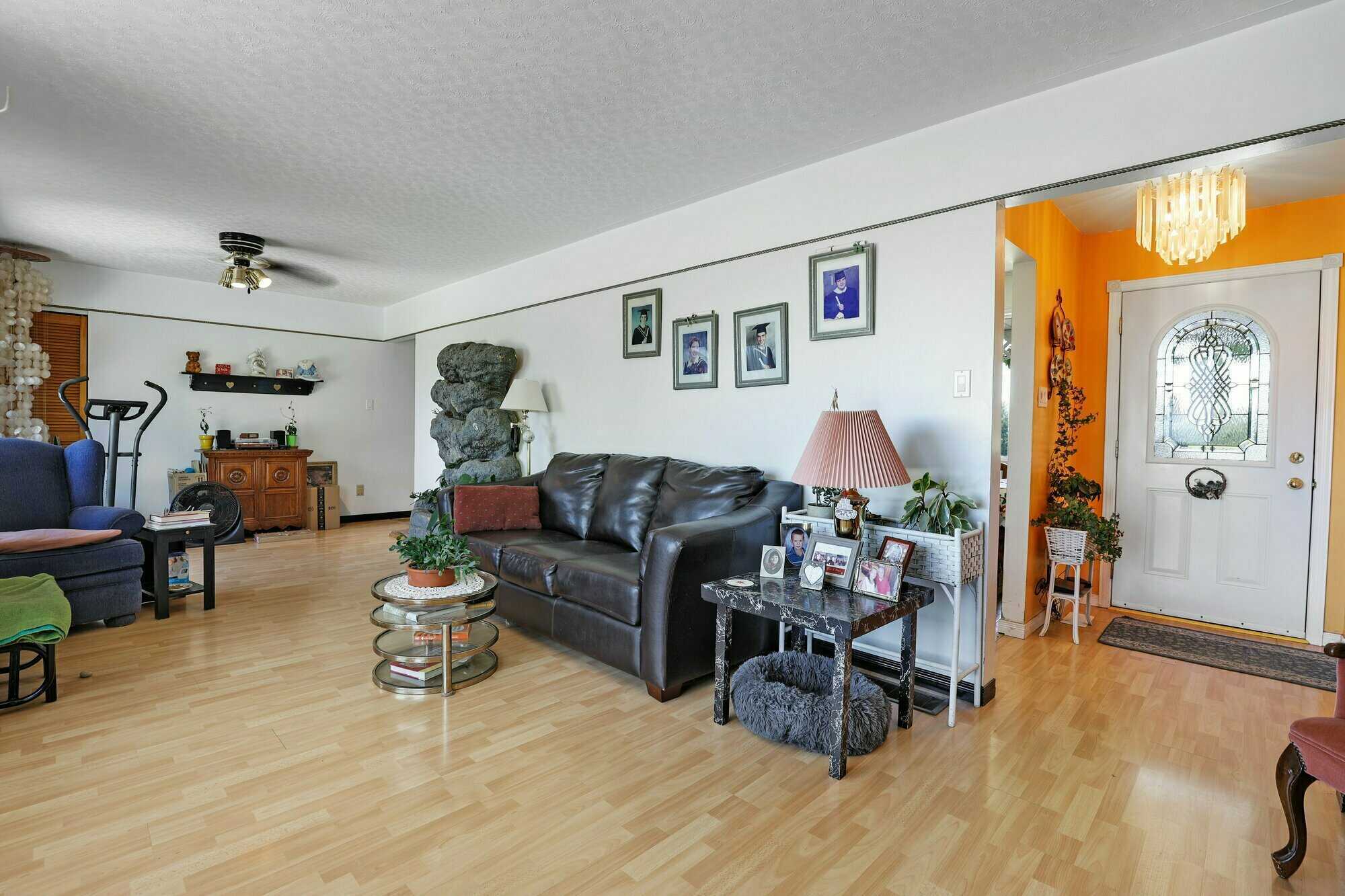 Country Charm, In-Law Suite and Endless Potential on a Spacious Property with Plenty of Green Space, Close to Pembroke and an Easy Commute to Larger Centers 5