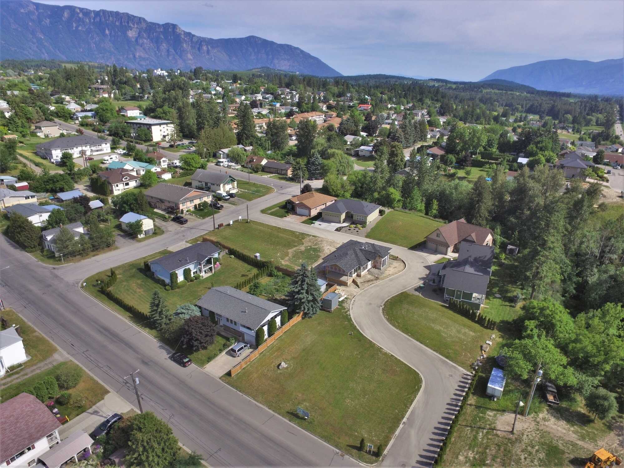 Come live at Creekside Village!   http://www.creeksidestrata.com 4