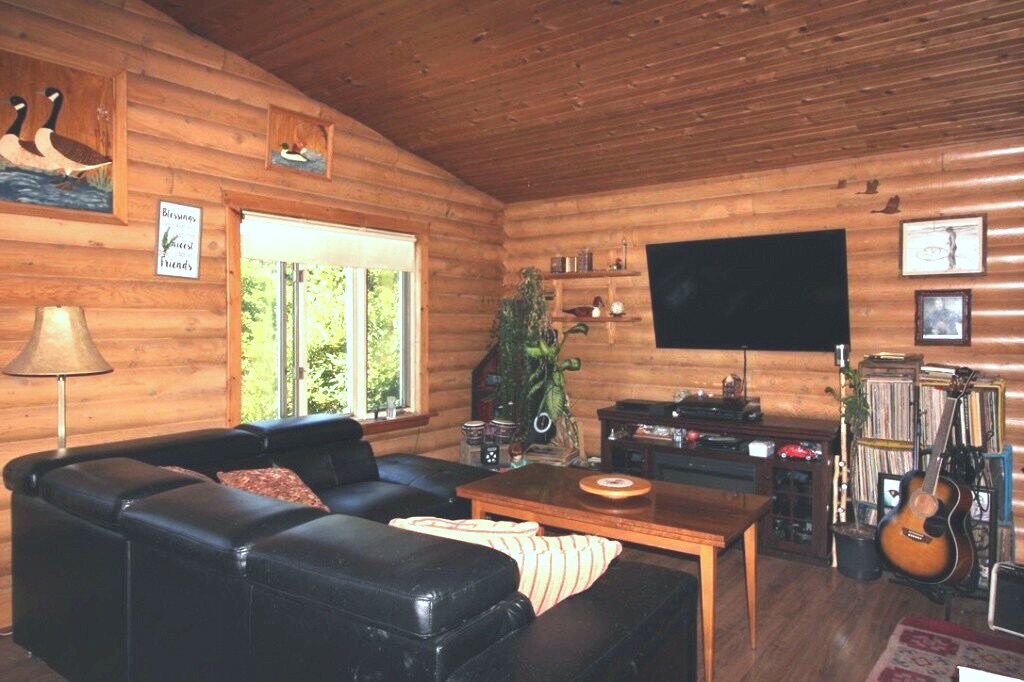 Log Home On Just Under 5 Acres With An Ocean View 3