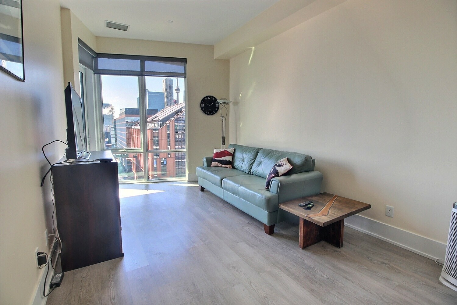 1 bed + den, amazing view, locker & parking. 5