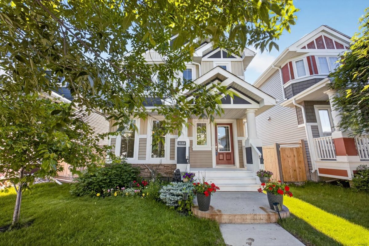 Welcome to this EXCEPTIONAL home in the highly desirable LAKE SUMMERSIDE community. Designed for both comfort and functionality, the bright open-concept layout is filled with natural light from the ABUNDANCE OF WINDOWS throughout. 3