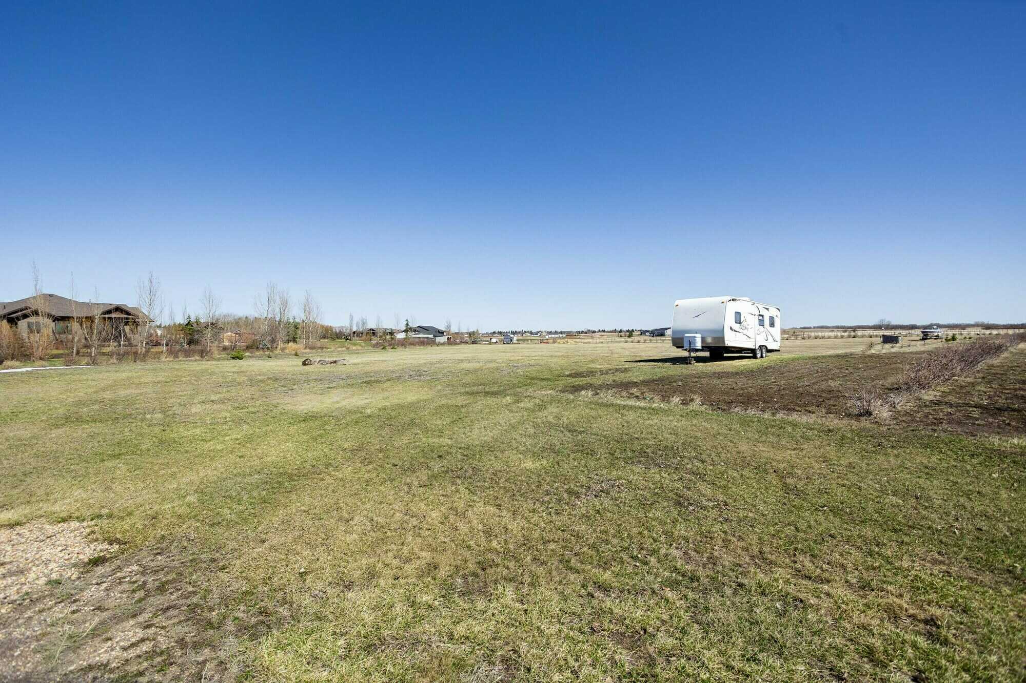 Build your dream home! Country living on Stettler's doorstep. 3