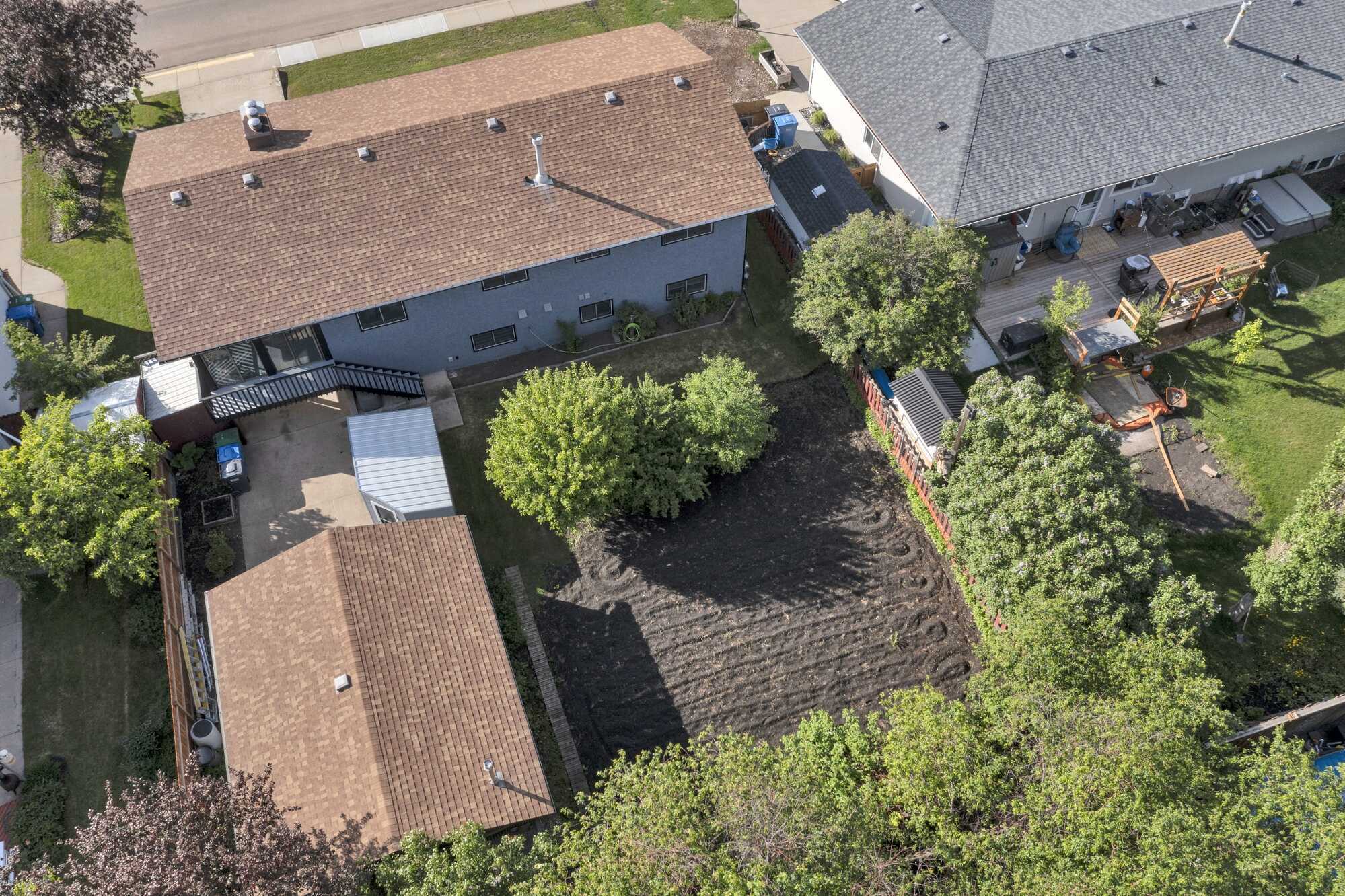 Walk-out Bi-Level ~ Heated Double Detached Garage & Carport ~ A/C ~ Recent Updates ~ In Sought After West Park Estates ~ Across From The Trails & River 2