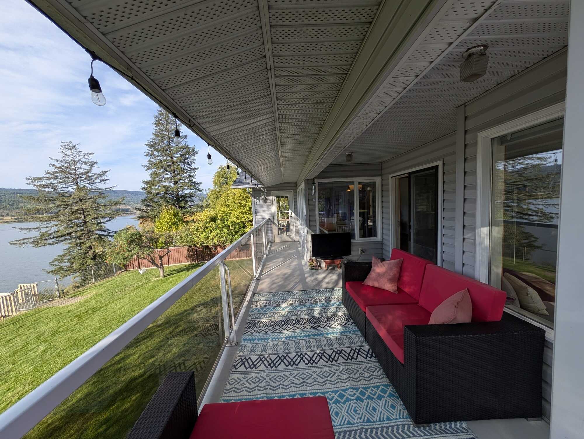 LAKEFRONT LIVING AT ITS BEST! 3