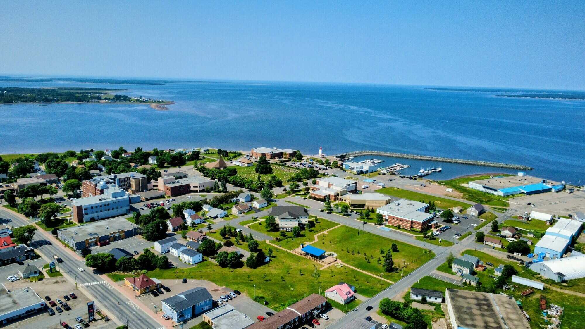Grande propriété avec excellent potentiel au cœur de Shippagan --
Spacious Family Home with Income Potential in the Heart of Shippagan 2